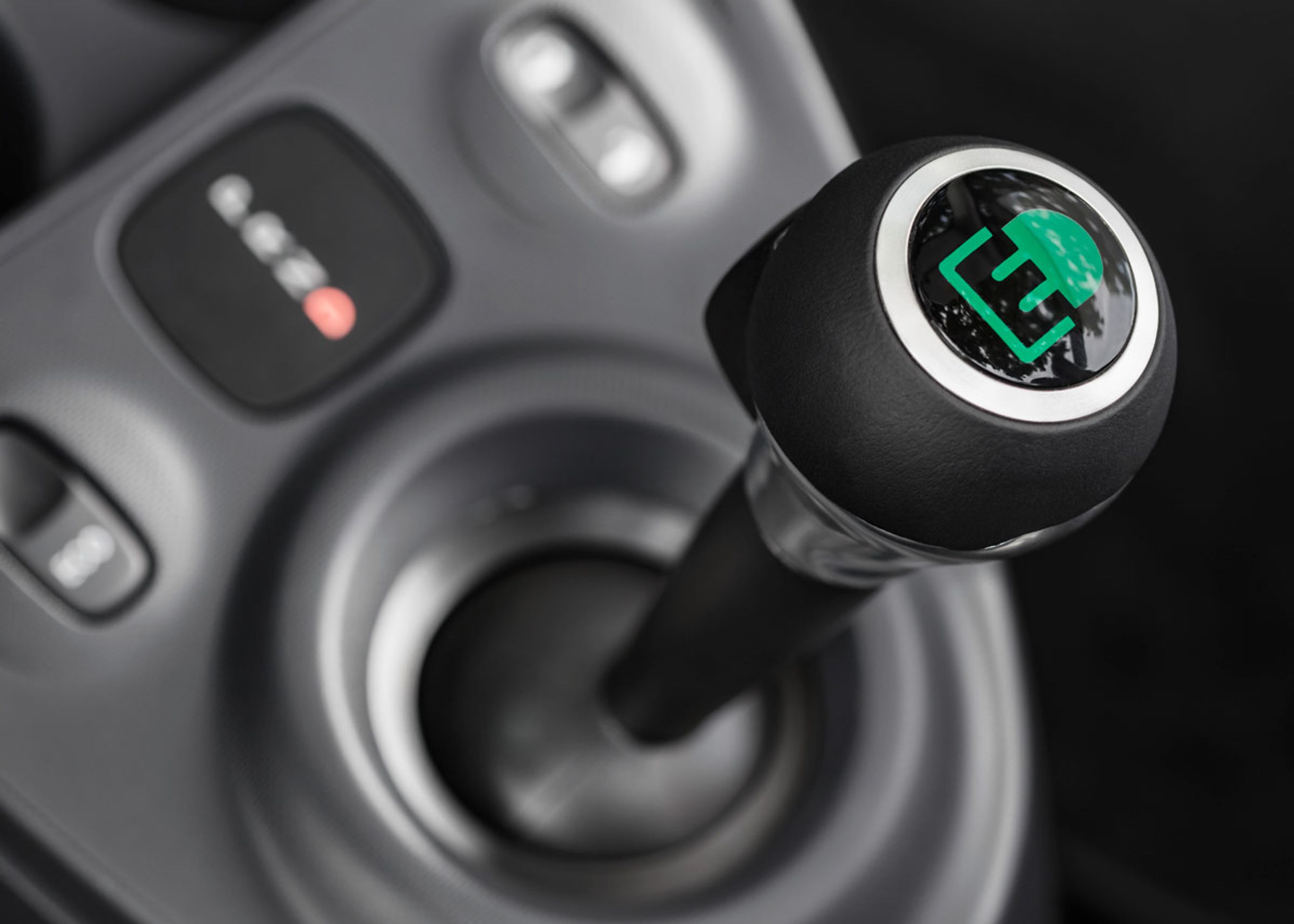 Føreren bliver mindet om, at denne Smart er eldrevet. Der er kun et fremadgående gear, og dermed har bilen som øvre elbiler reelt automatgear. Foto: Smart