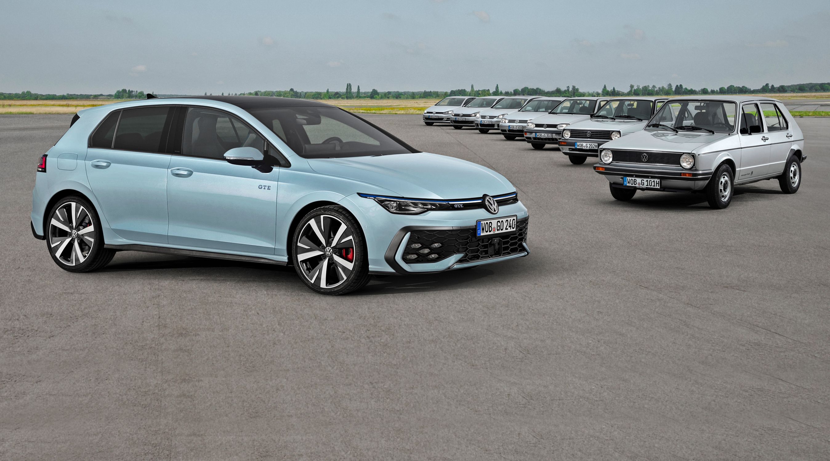 VW Golf skråt forfra med de ældre generationer i baggrunden.