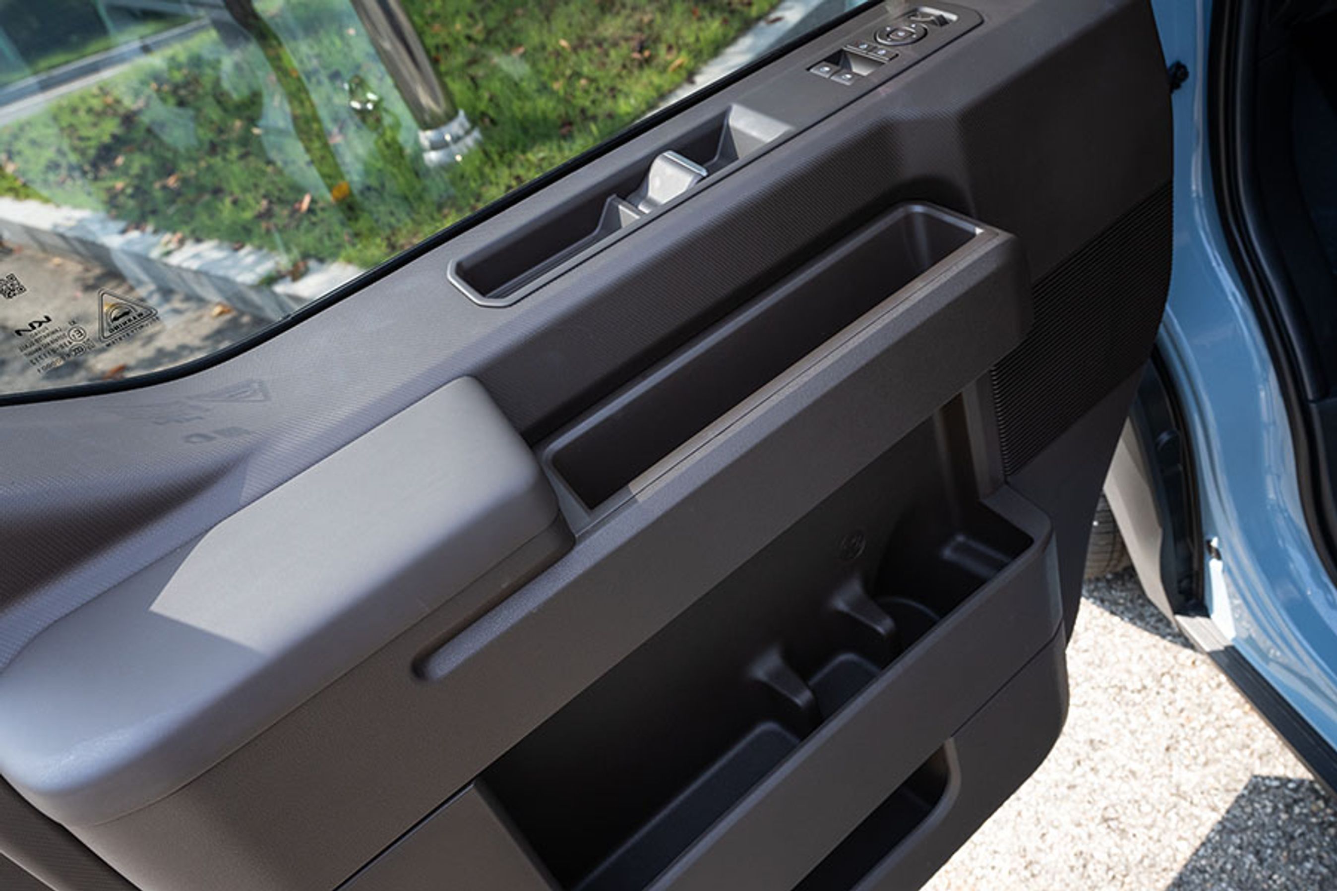 Førerdøren indeholder gode opbevaringsrum. Forsædet er eljusterbart i topudgaven, og foran forsædet er der et opbevaringsrum i gulvet.