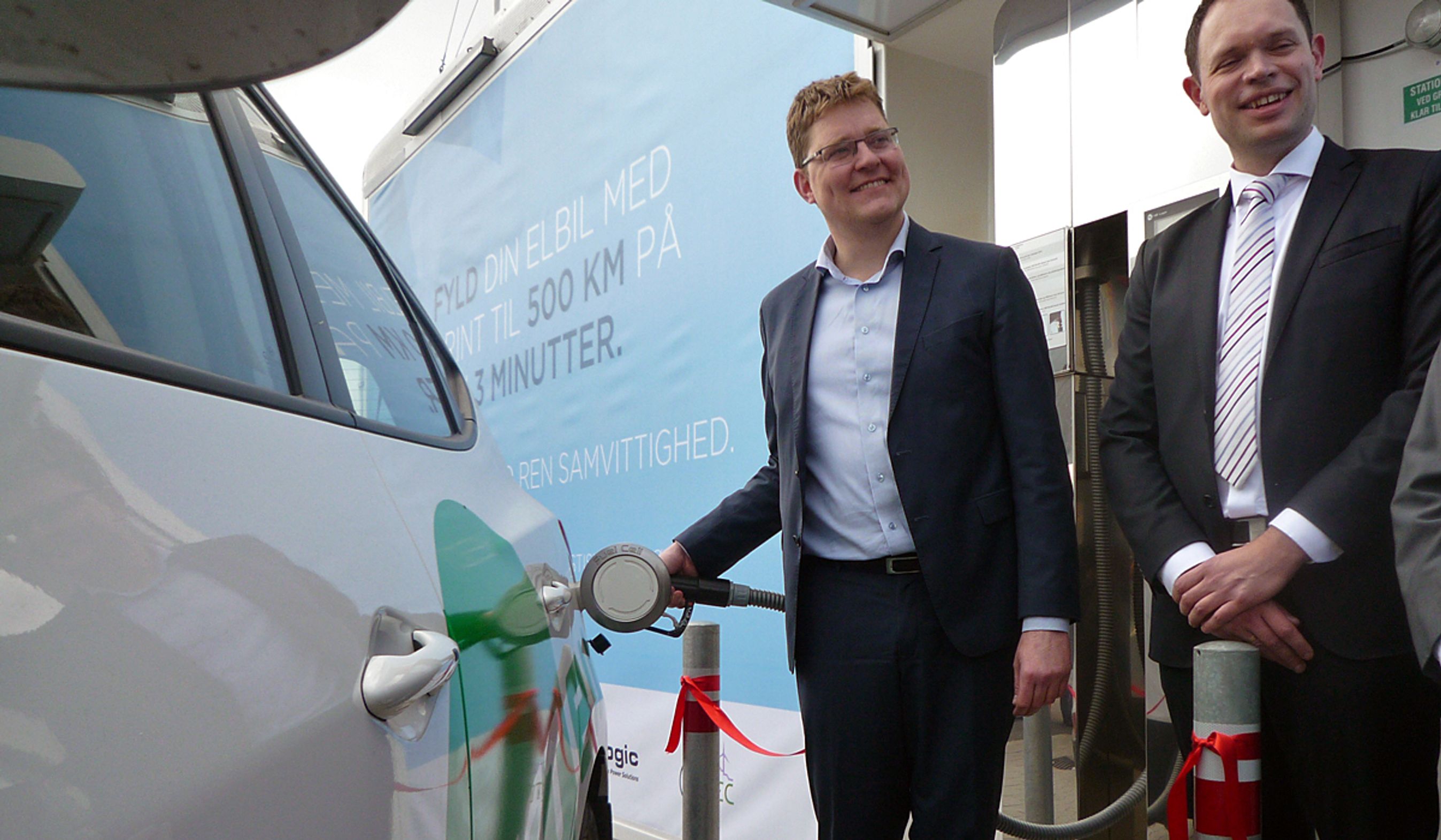 Klima- og energiminister Rasmus Helveg Petersen (tv) indviede brinttanken i Gladsaxe sammen med brintdirektør Jacob Krogsgaard.