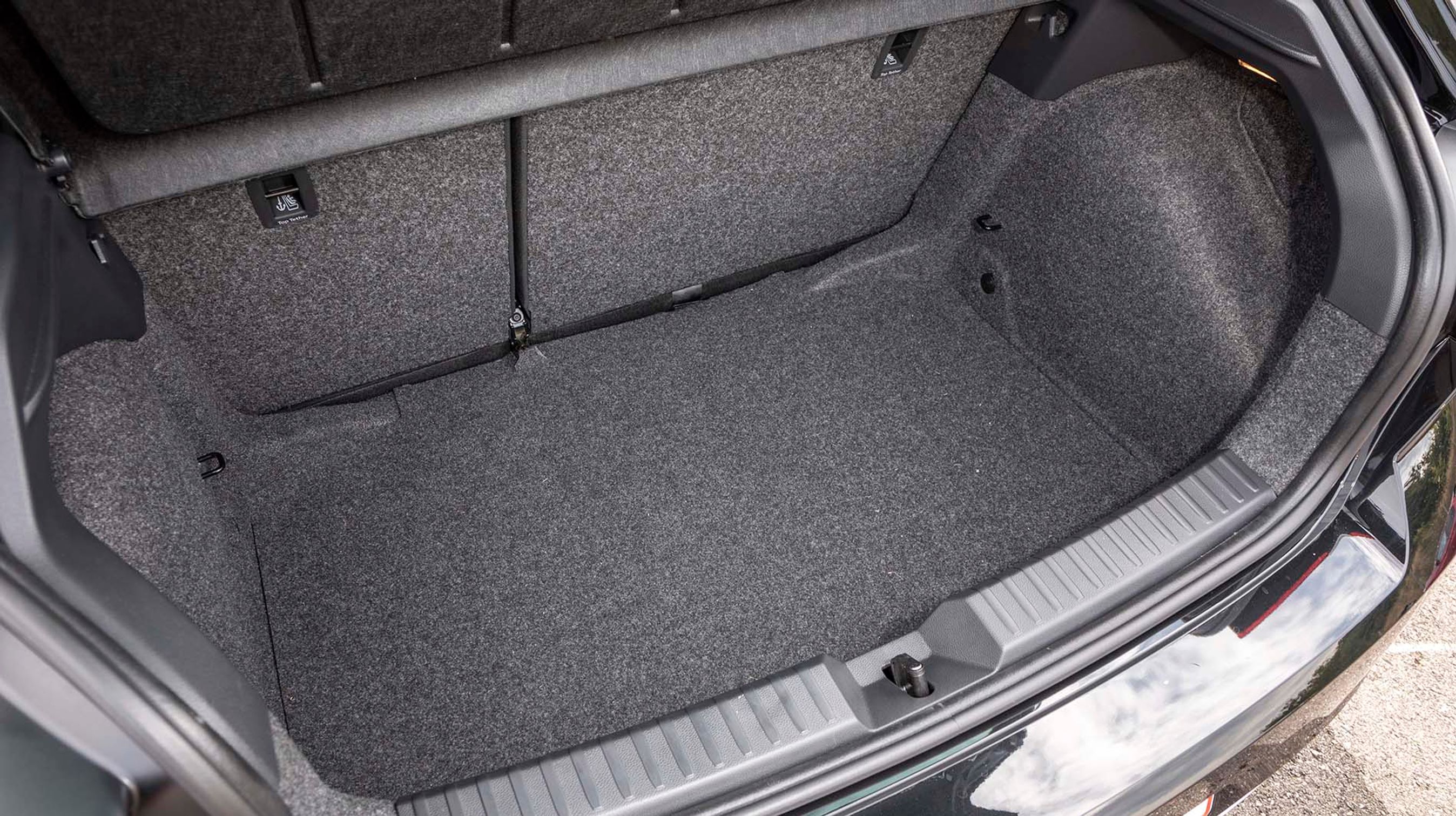 Bagagerummet i Seat Ibiza er pænt stort. Det rummer 355 liter og kan udvides ved at folde ryglænet frem. Så dannes der dog en kant mellem gulv og ryglæn. Nederst findes et lappekit.