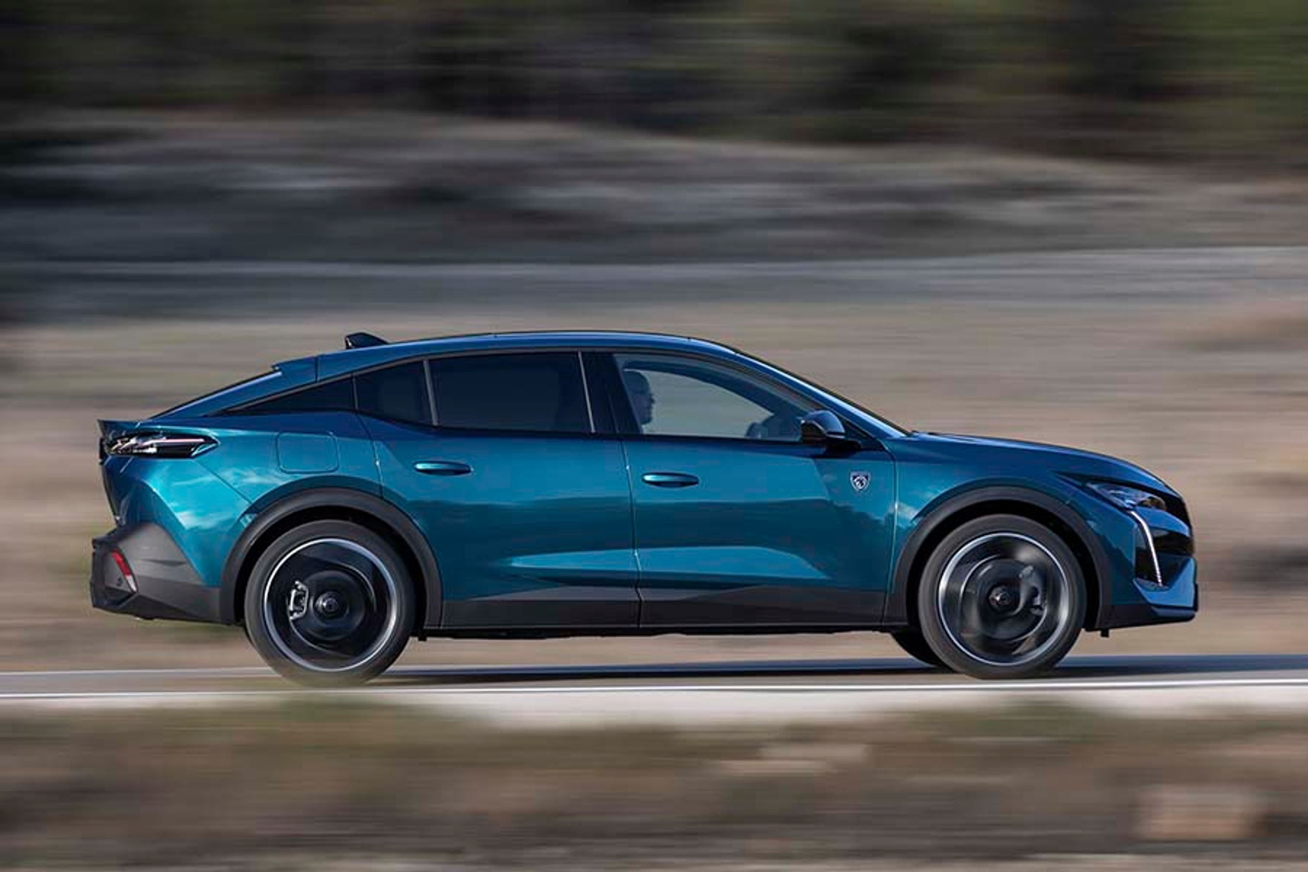 Med en længde på 469 cm og en akselafstand på 278 cm er der tale om en ret stor bil. Peugeot kalder den en forvokset 308’er, men den kan fint blande sig med de noget større mellemklassebiler som f.eks. VW Passat. Peugeot 408 er søsterbil til Citroën C5 X.