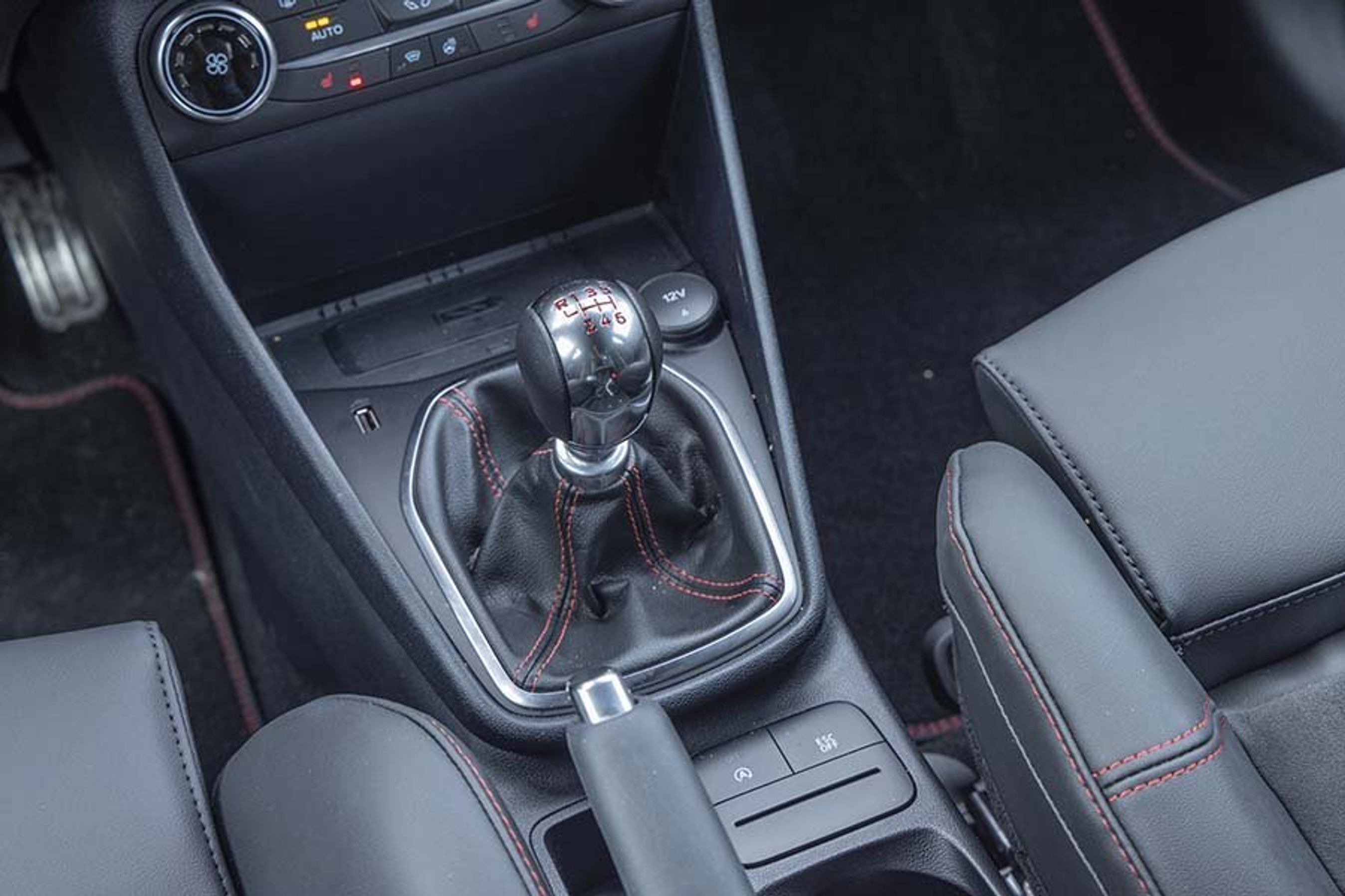 Billede af gearstangen i en Ford Fiesta ST-X