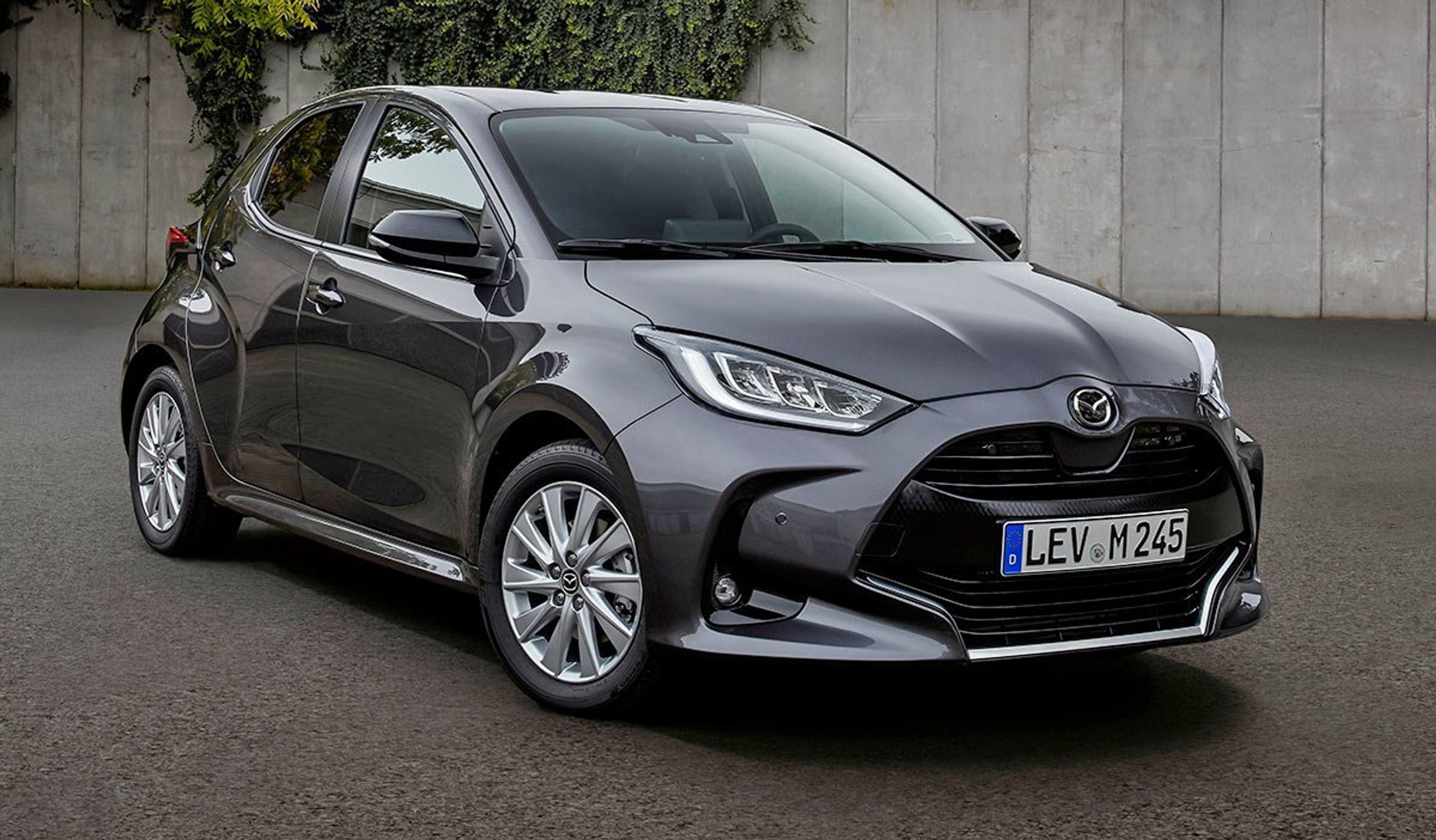 Mazda 2 Hybrid kan ikke skjule, at den er en Toyota Yaris - både ude, inde og nedenunder.