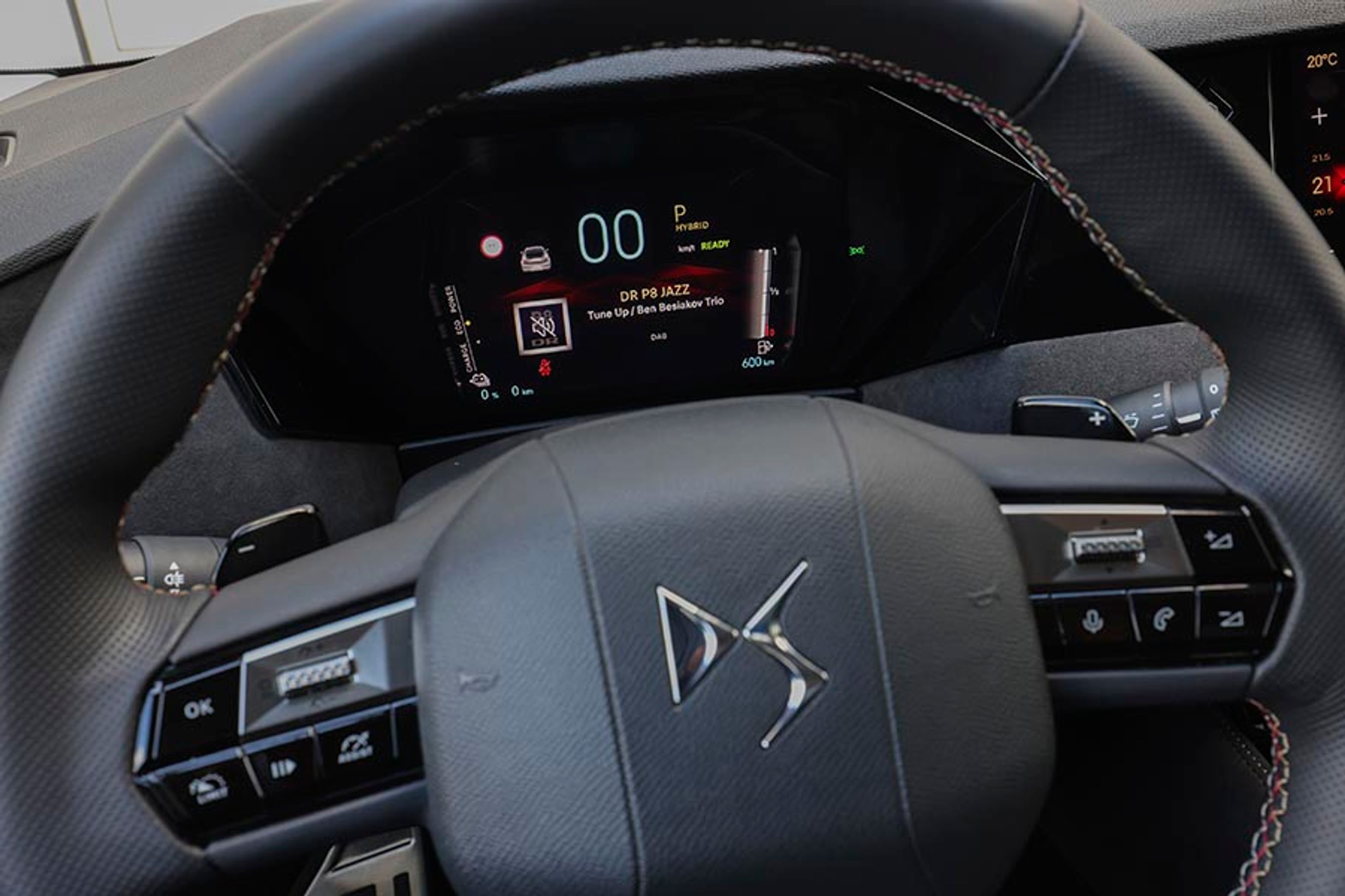 Foran rattet er instrumenthuset udformet som en lille skærm, der er pakket flot ind i alcantara. Alle menuer er på dansk, og hastigheden vises med store tal lige midt i synsfeltet.