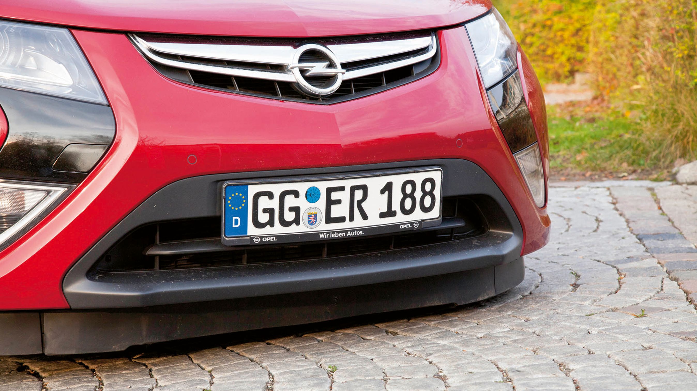 Frontspoileren er usædvanlig tæt på vejen af hensyn til aerodynamikken. Men det er kun et spørgsmål om tid, før den er kørt af. Det må Opel rette!
