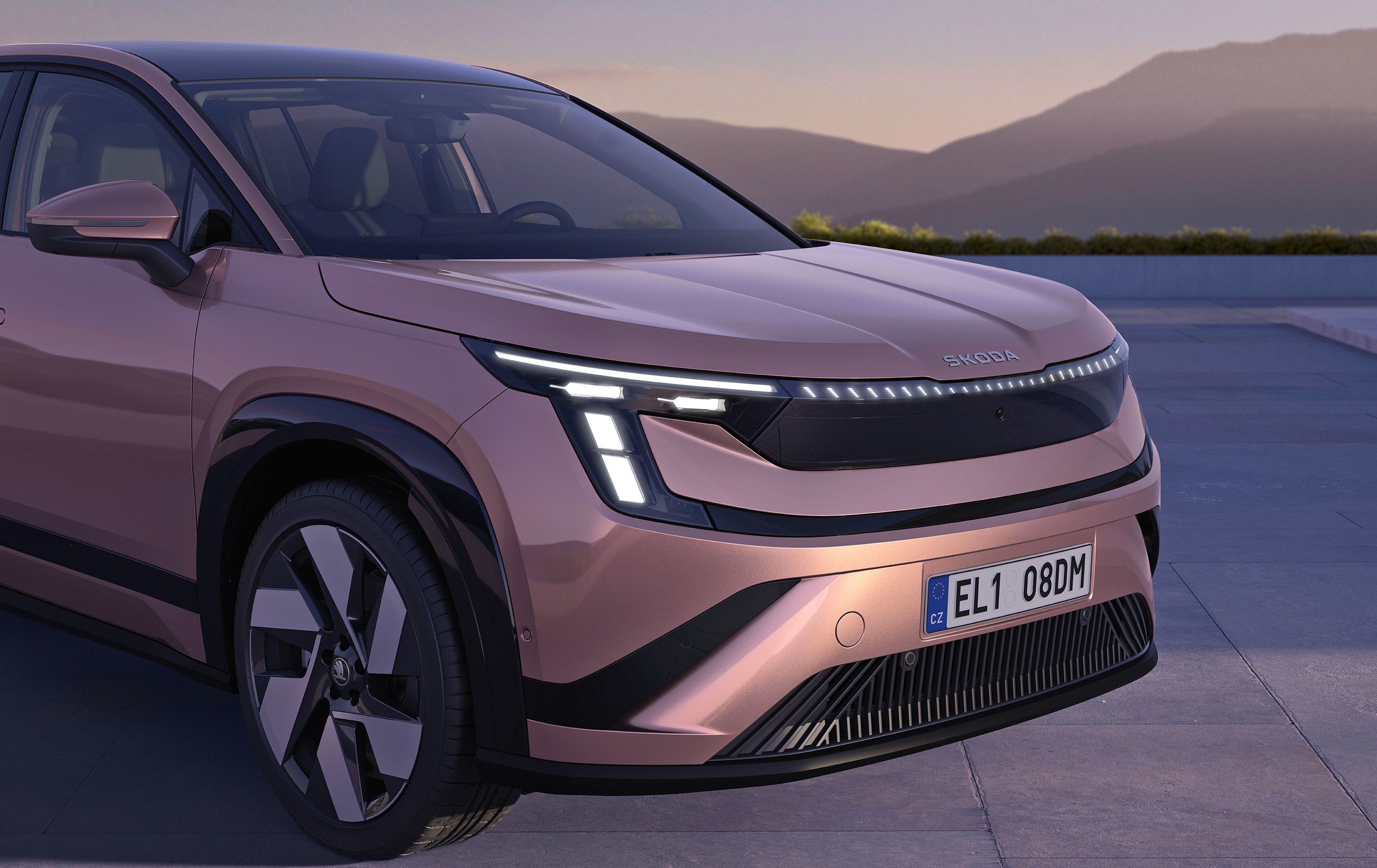 Forenden af guldfarvet skoda peaq.