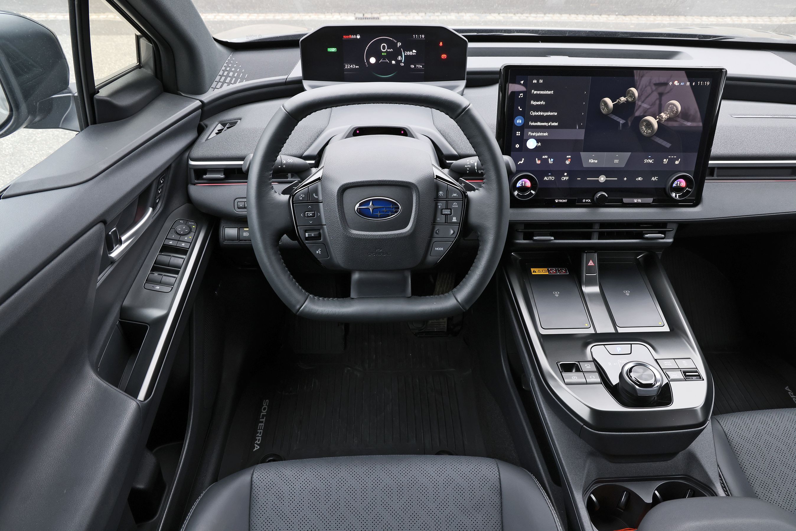 Førerpladsen i en Subaru Solterra med firkantet rat