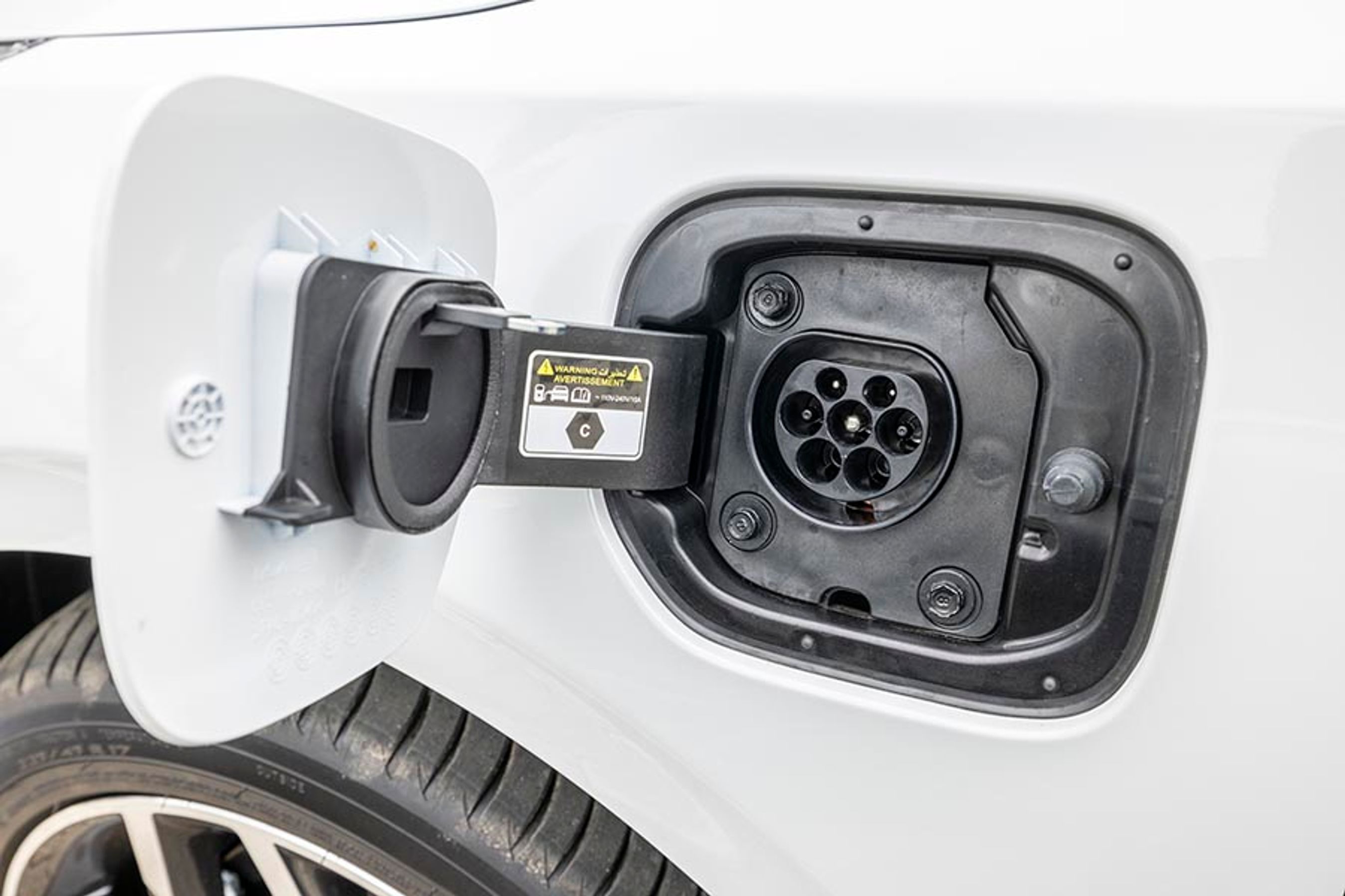 Som med mange andre plugin-hybrider kan Kia Ceed kun lade på en enkelt fase. Batteriet er på 9 kWh, så det kan lades op på cirka tre timer med strøm fra en ladeboks.