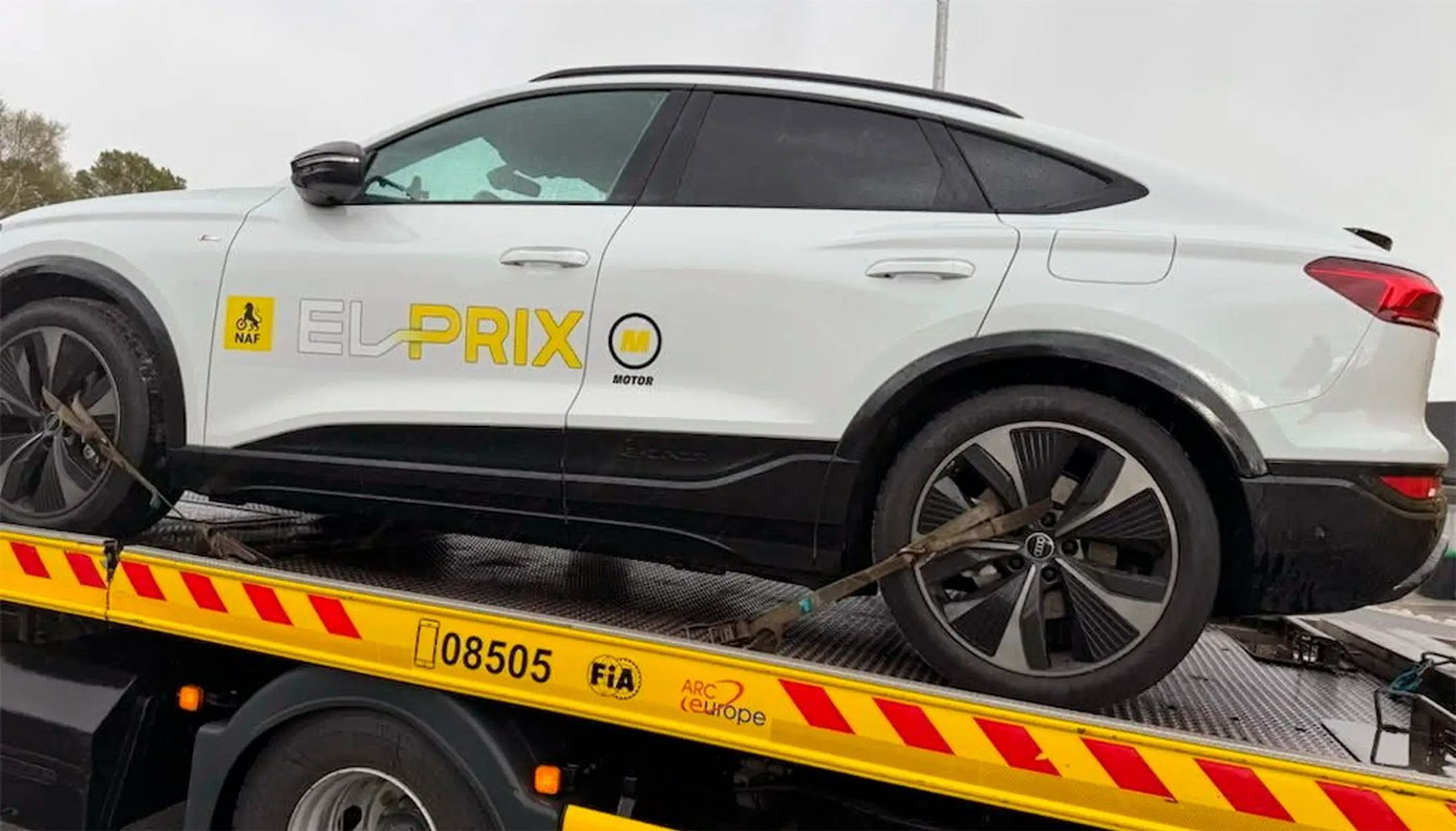 Hvid bil på vejhjælpsbil.