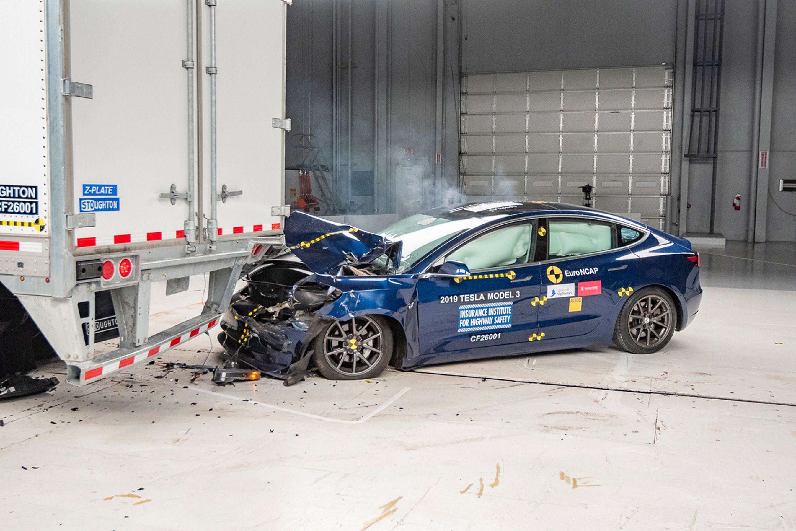 Blå bil smadret efter crashtest mod lastbil