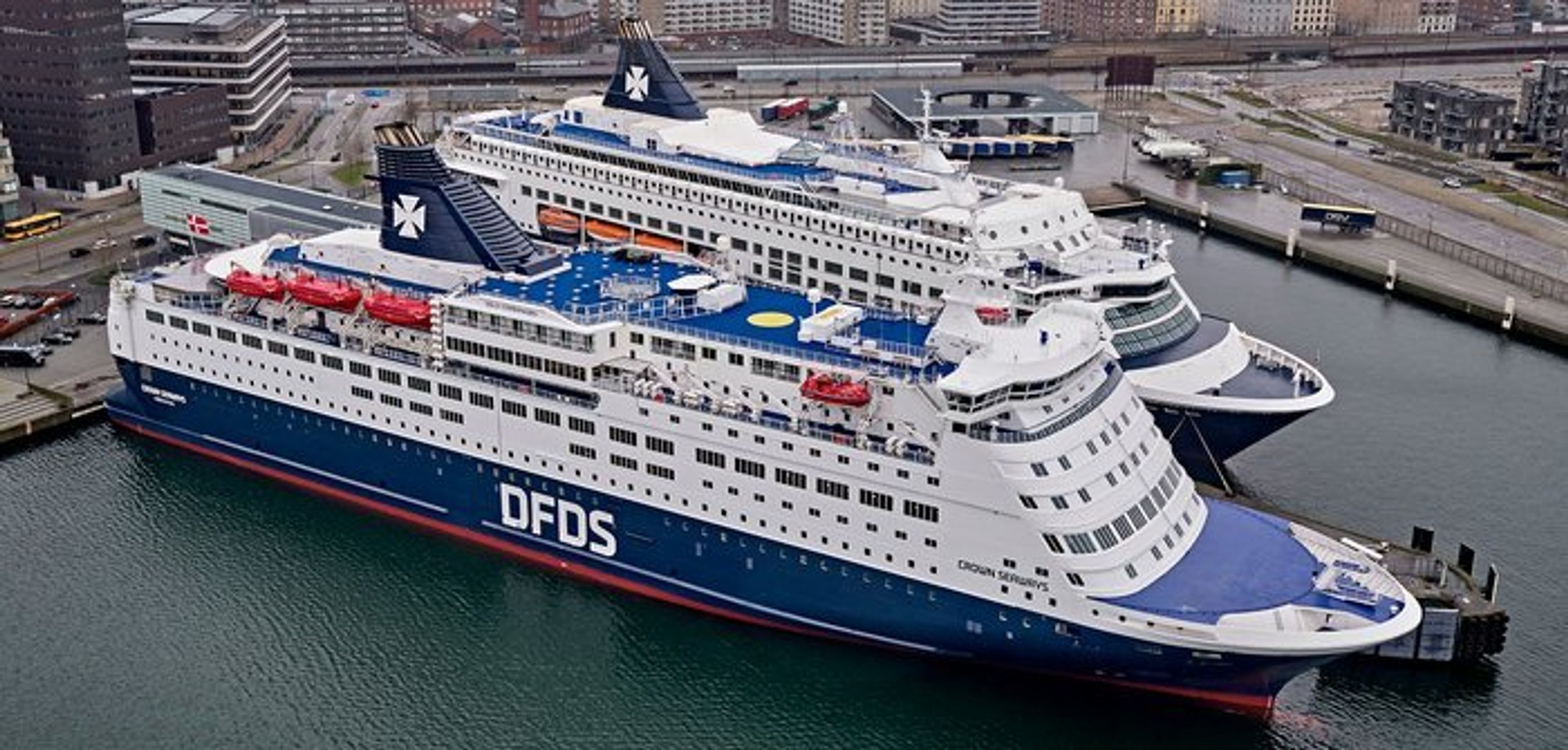 DFDS' store passagerskibe Pearl Seaways og Crown Seaways har ligget stille i København, siden Corona-krisen satte ind midt i marts.