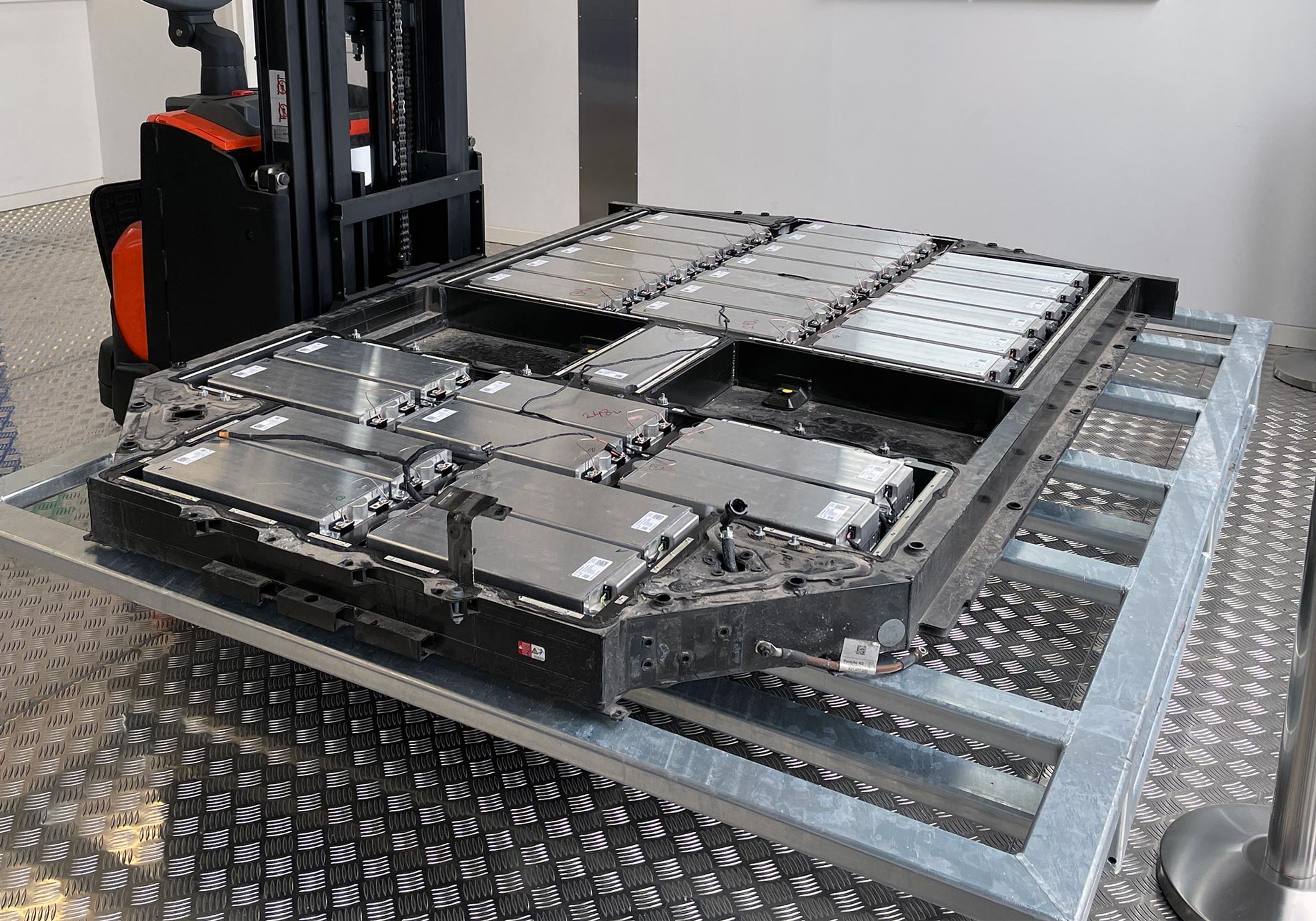 De store elbil-batterier er komplicerede at håndtere, når de er slidt eller ødelagt.