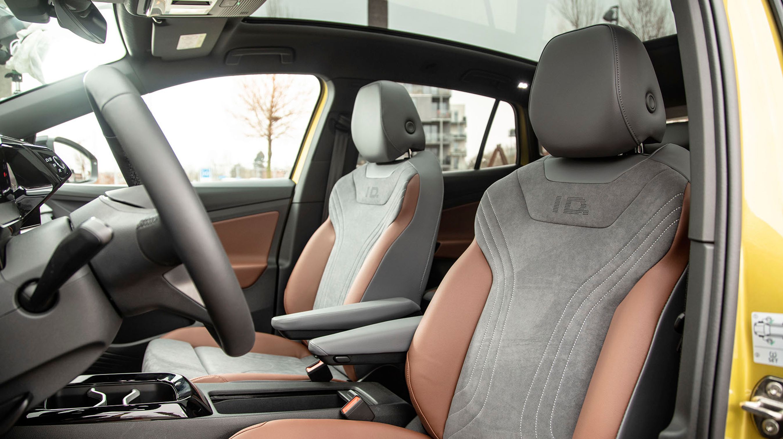 Sæderne er generelt lækre og store. Her er det topudgaven med indbygget massage og det store glastag. Taget kan ikke åbnes, men man kan køre et gardin under det, så lyset holdes ude.