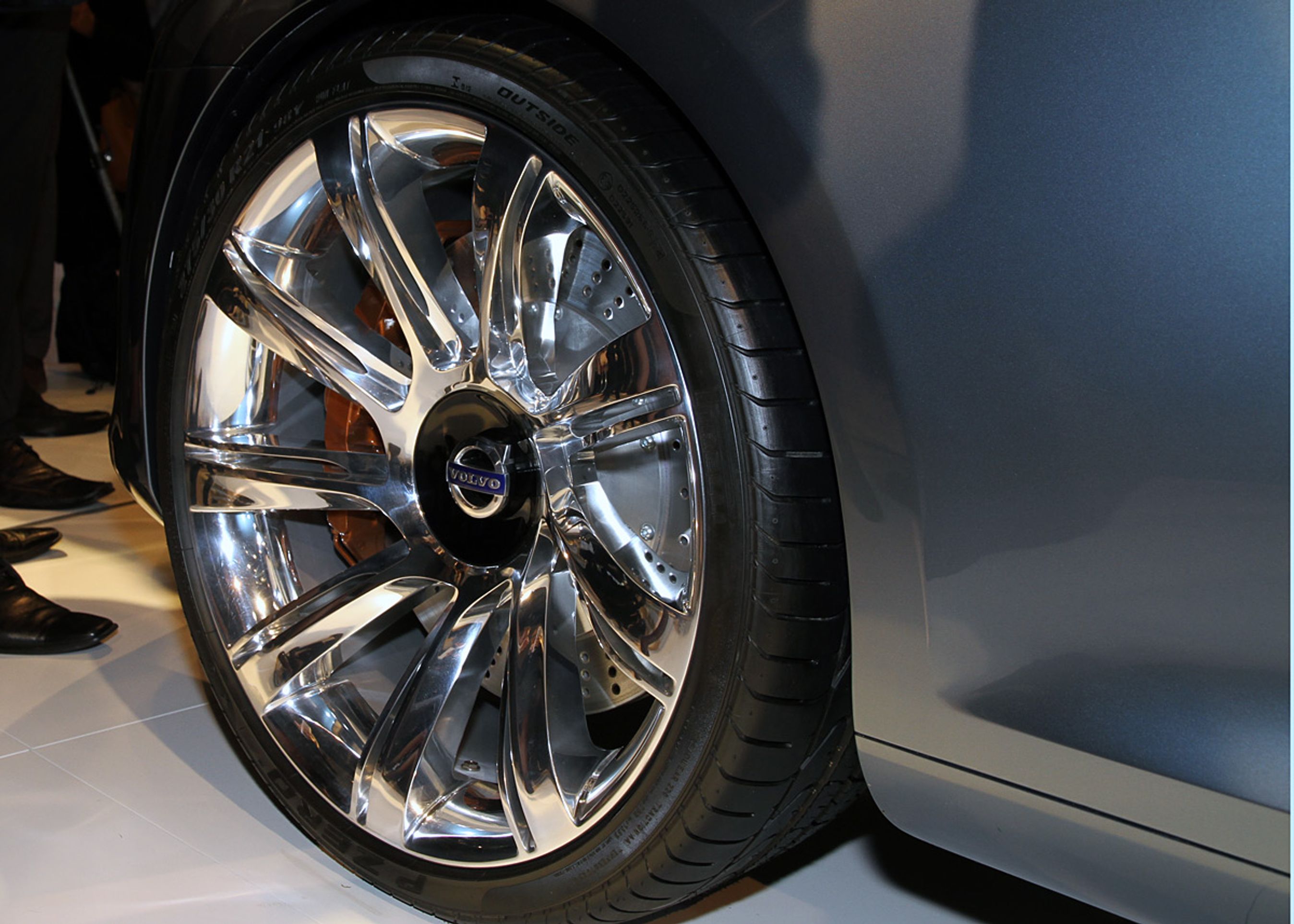 Danske Georg Jensenhar været med til at give konceptbiloen "skandinavisk design". Det gælder bl.a. fælge og sidespejle og dørgreb.