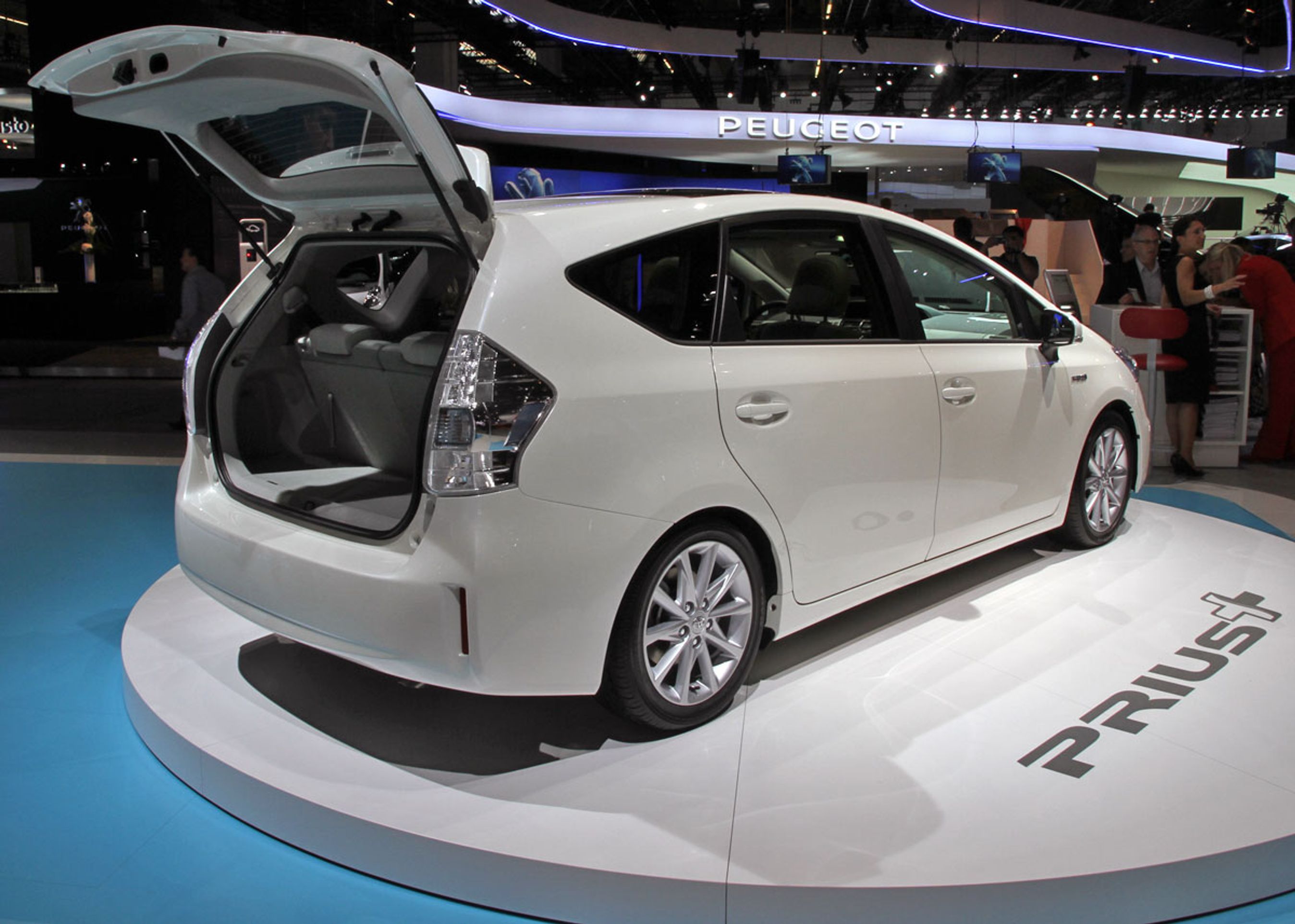 Prius+ er 16 cm længere end den almindelige Prius og er noget højere. 