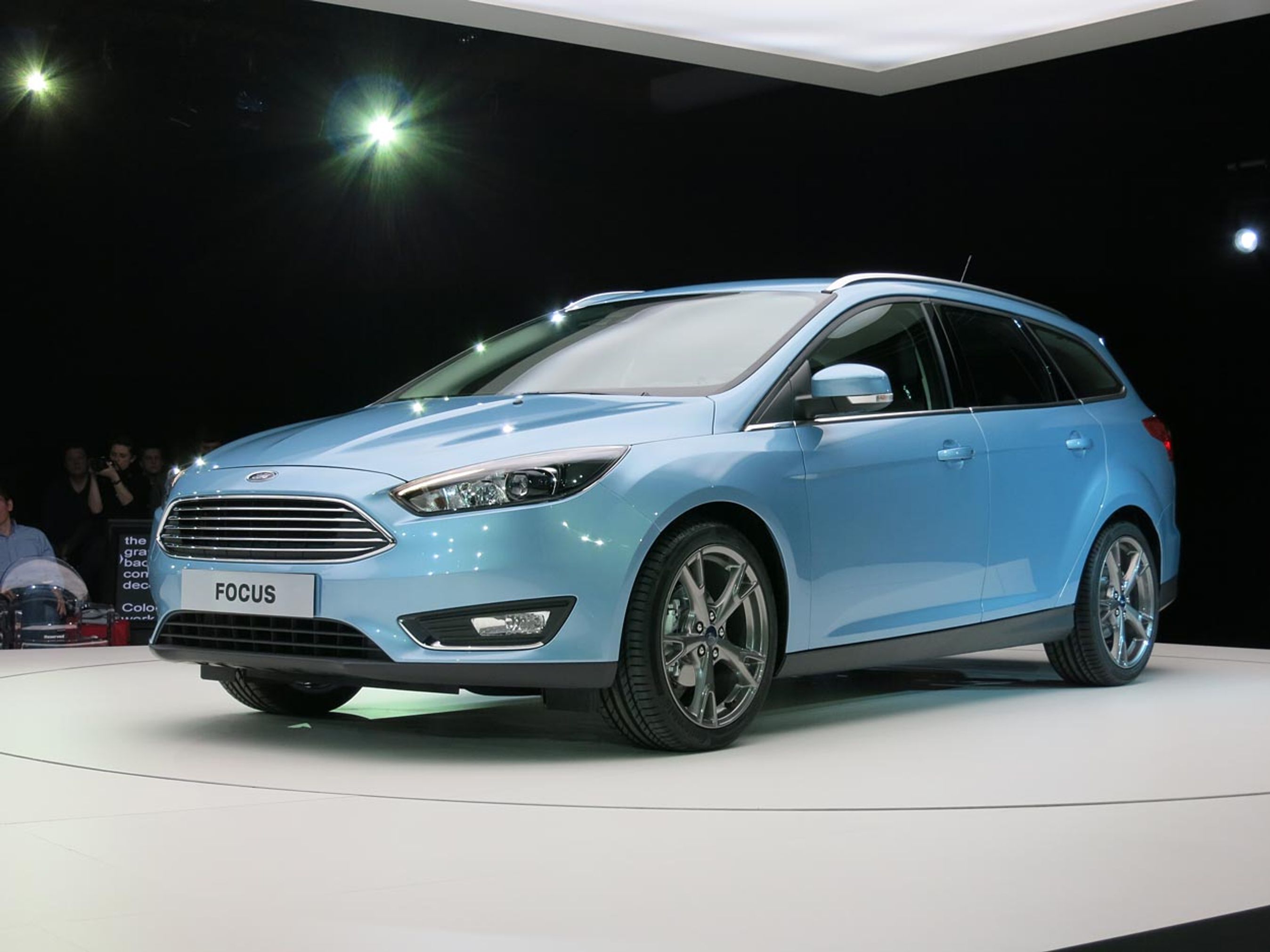 Ford Focus kommer både som femdørs hatchback og som her stationcar. Den nye front har sammen med mindre ændringer her og der skabt et ydre, der får bilen til at fremstå yderst elegant.