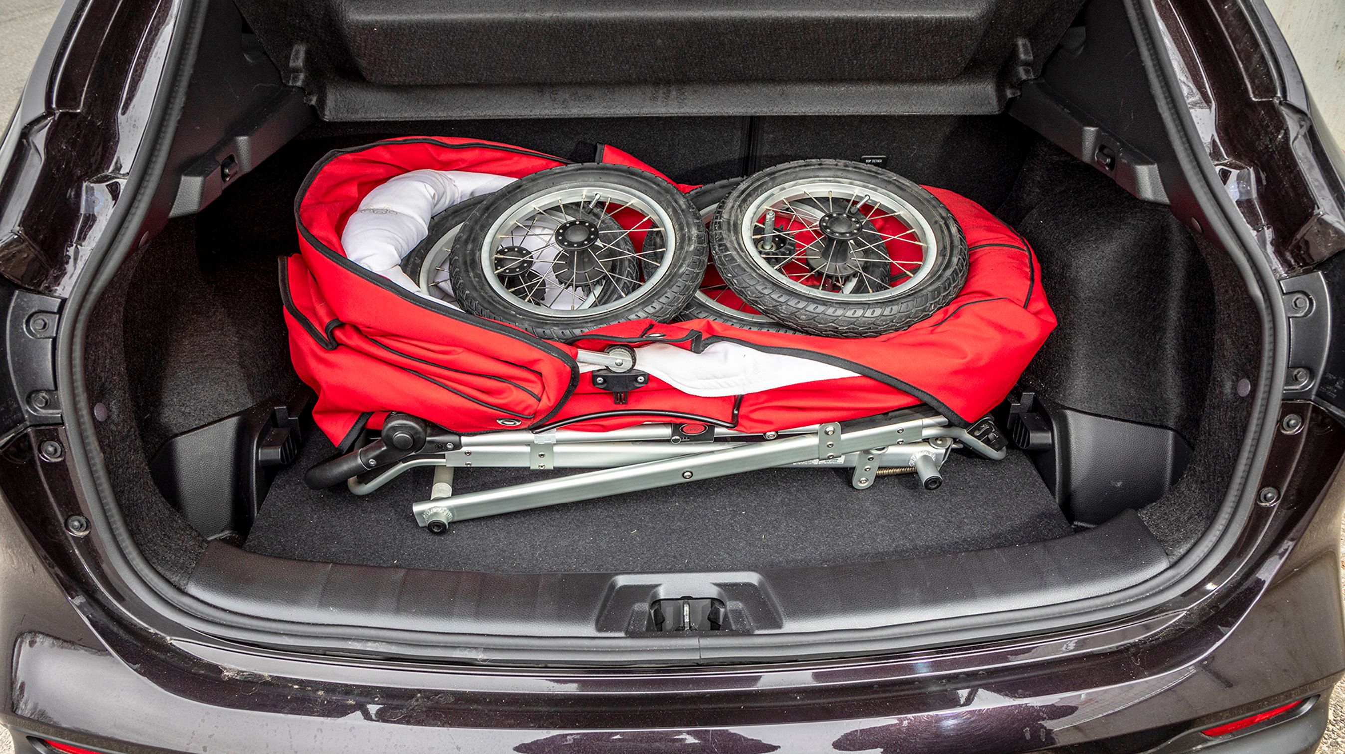 Bagagepladsen er ikke imponerende, bilens størrelse taget i betragtning, men med sine 430 liter kan den dog stadig rumme en barnevogn uden problemer.