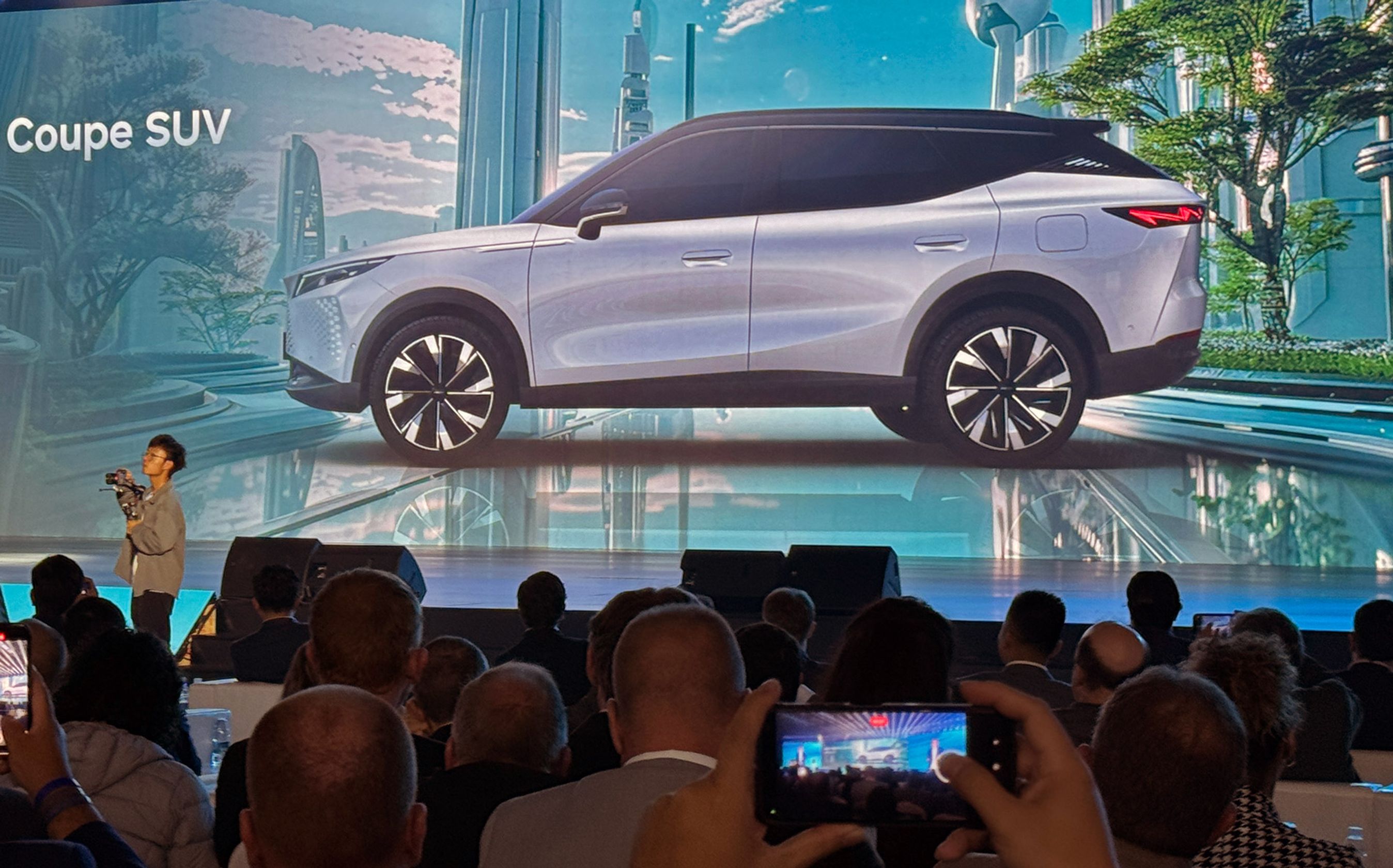 Bil i profil på scene.