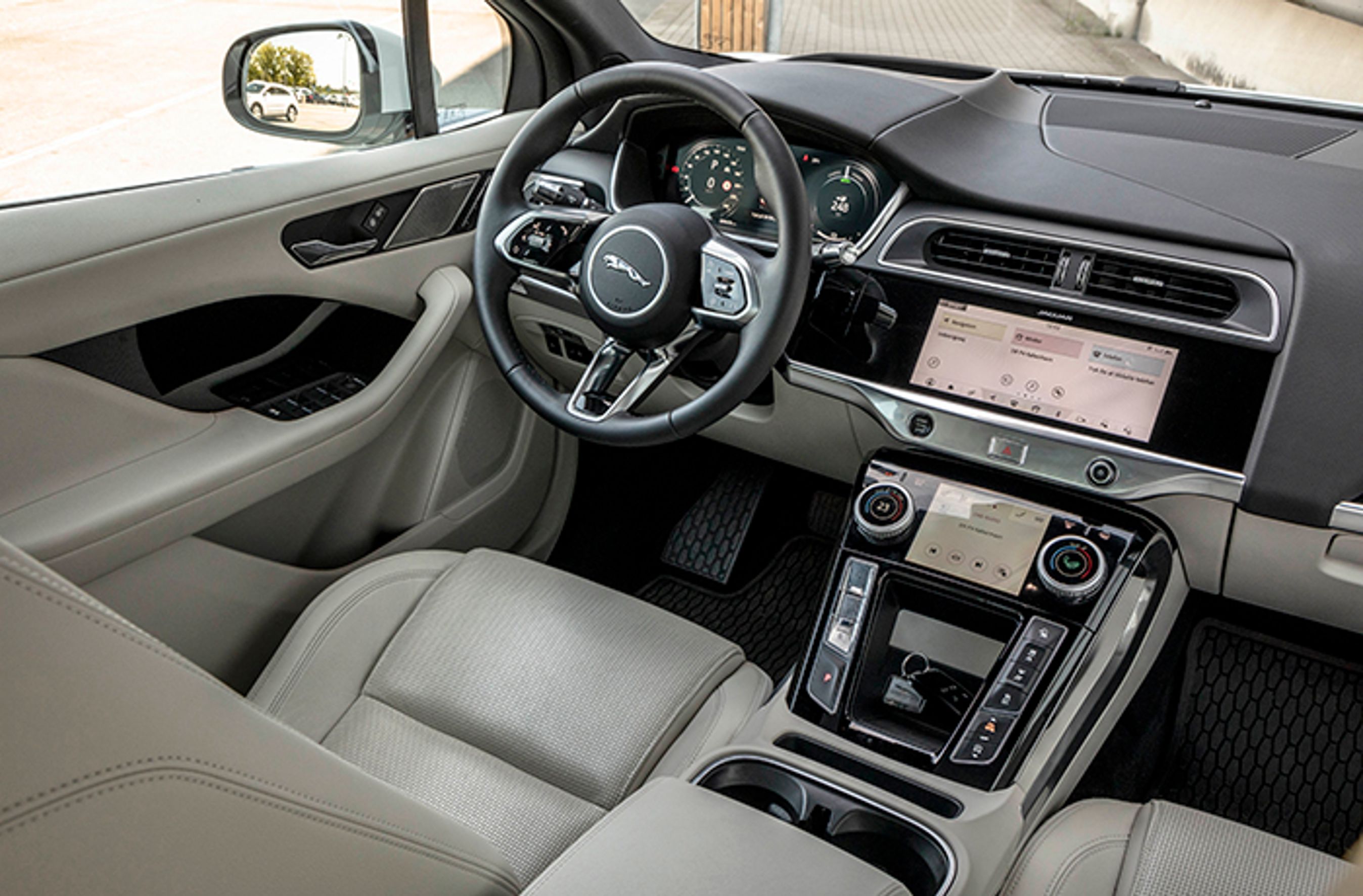 Førerpladsen er lækkert udformet, og man betjener gearkassen ved hjælp af trykknapper, der er placeret i midterkonsollen tæt på rattet.