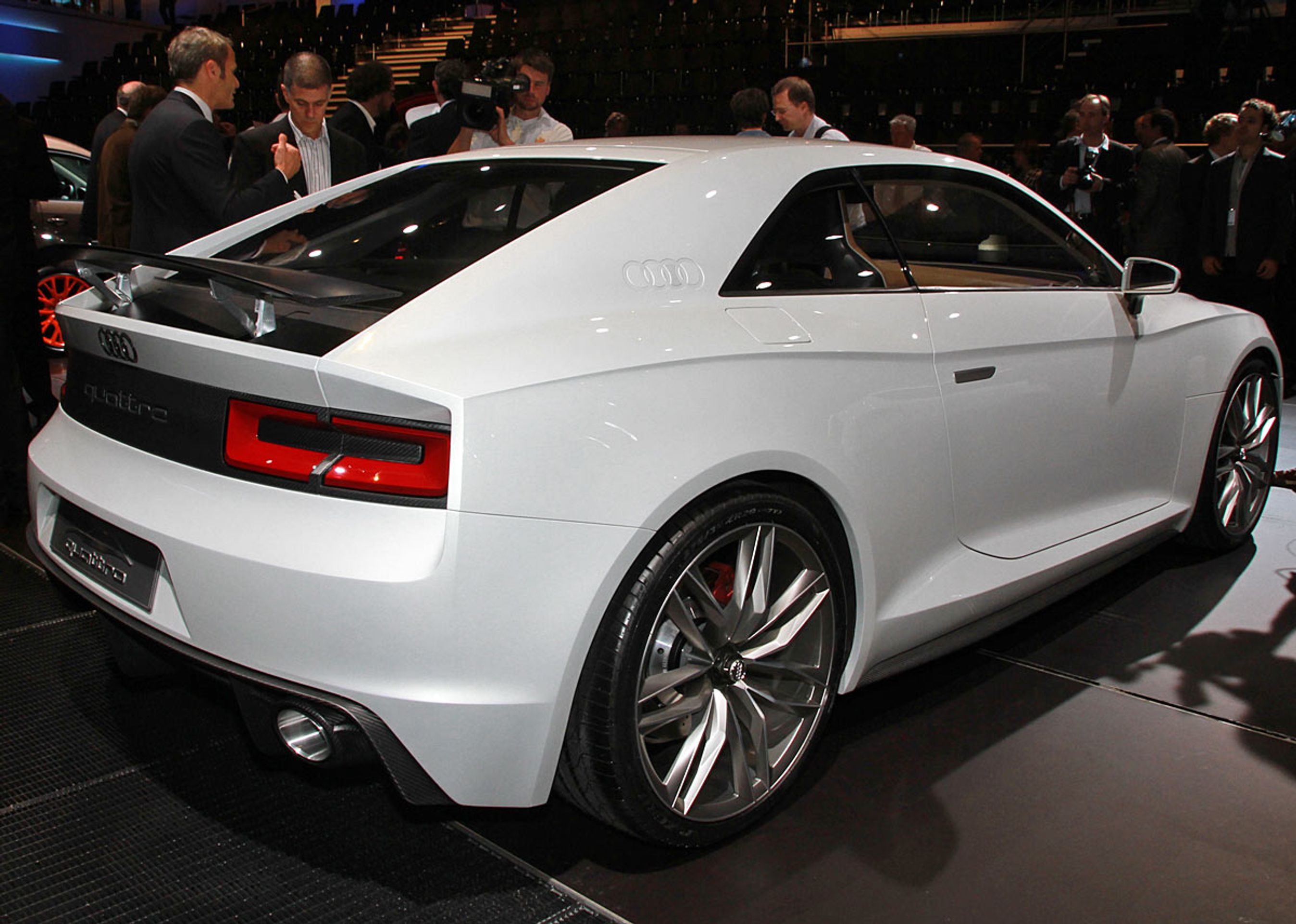 Bagfra er konceptbilen mest fornyende og overraskende. Der er noget Audi-klassisk over den ret kantede stil.