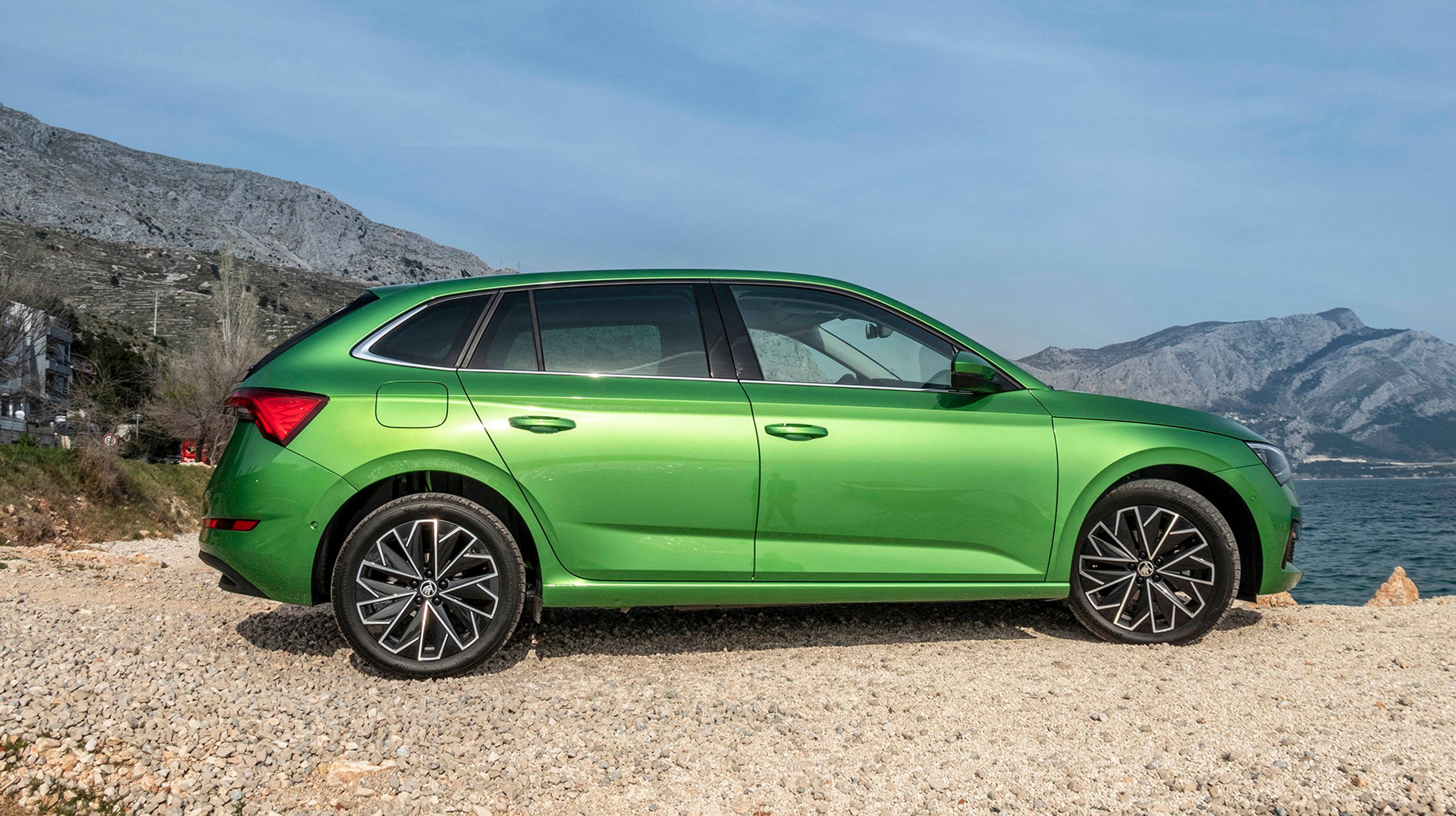 Skoda Scala er en helt ny model i Skoda-familien – placeret ca. midt mellem Fabia og Octavia. Scala har en akselafstand, der er større end dagens Golf. Det gør bilen rummelig. Farven her er ’Racing Green’ – frisk ser den ud, men bliver garanteret ikke noget almindeligt syn.