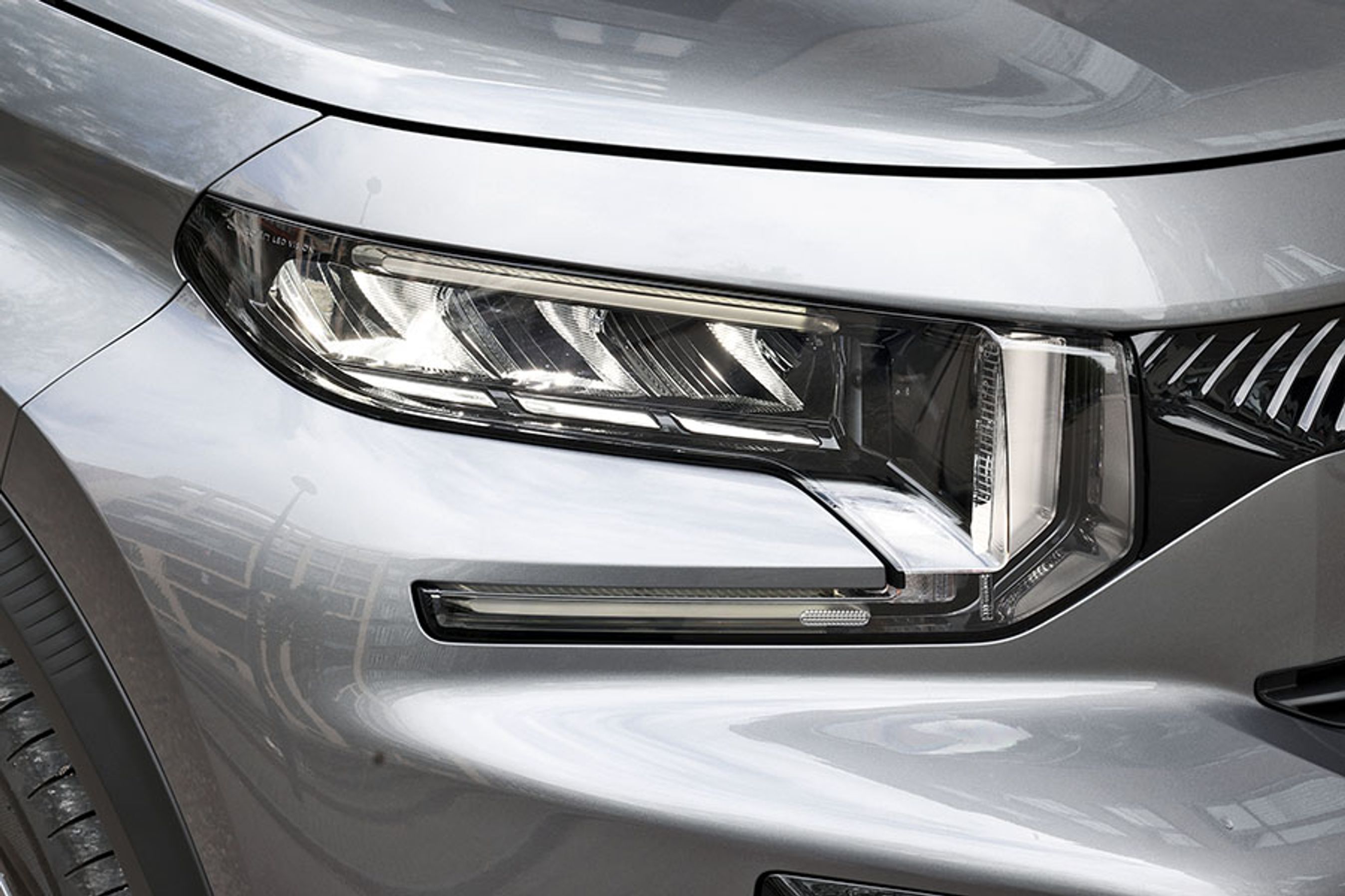 Forlygterne er af LED-typen, der selv kan blænde op og ned. Men de er ikke af den avancerede matrix-type, som man møder i nogle dyrere bilmodeller.