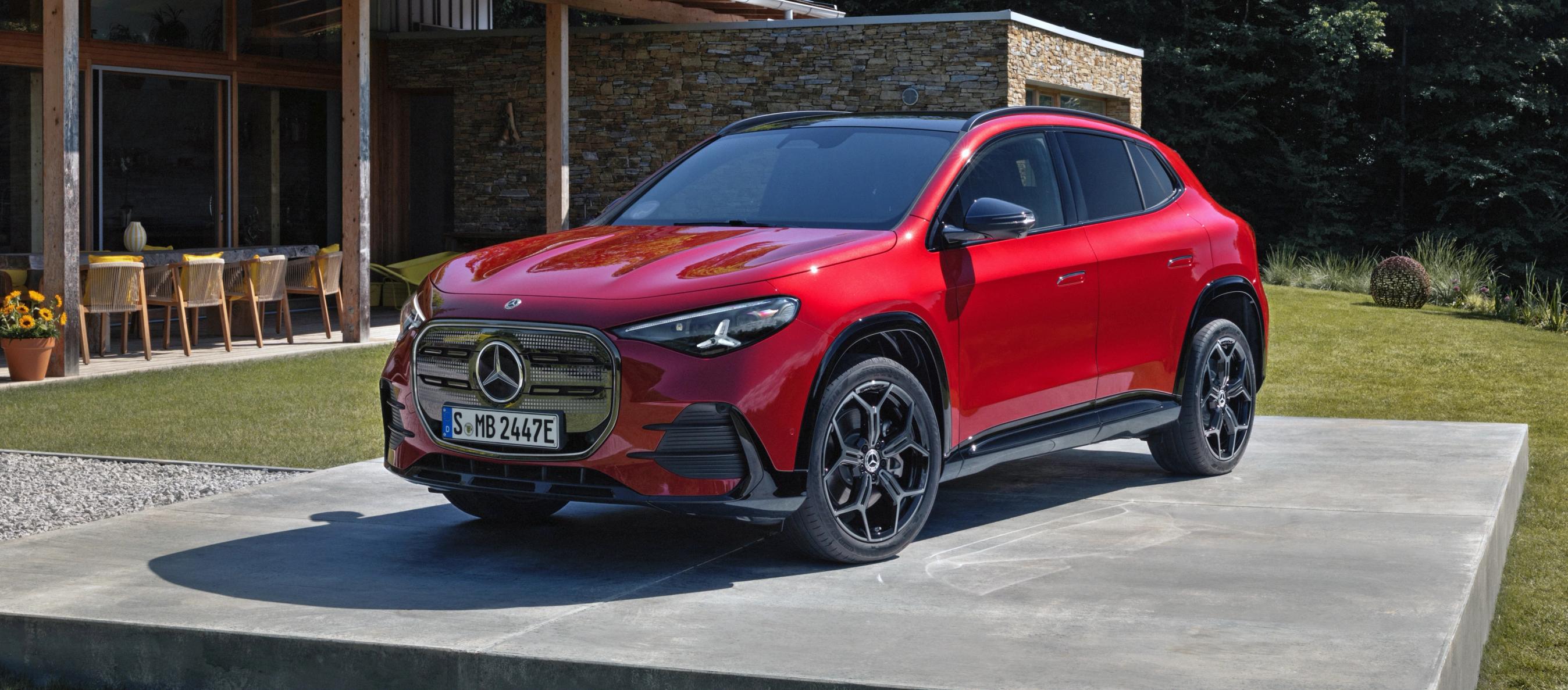 Rød Mercedes GLA på podium.