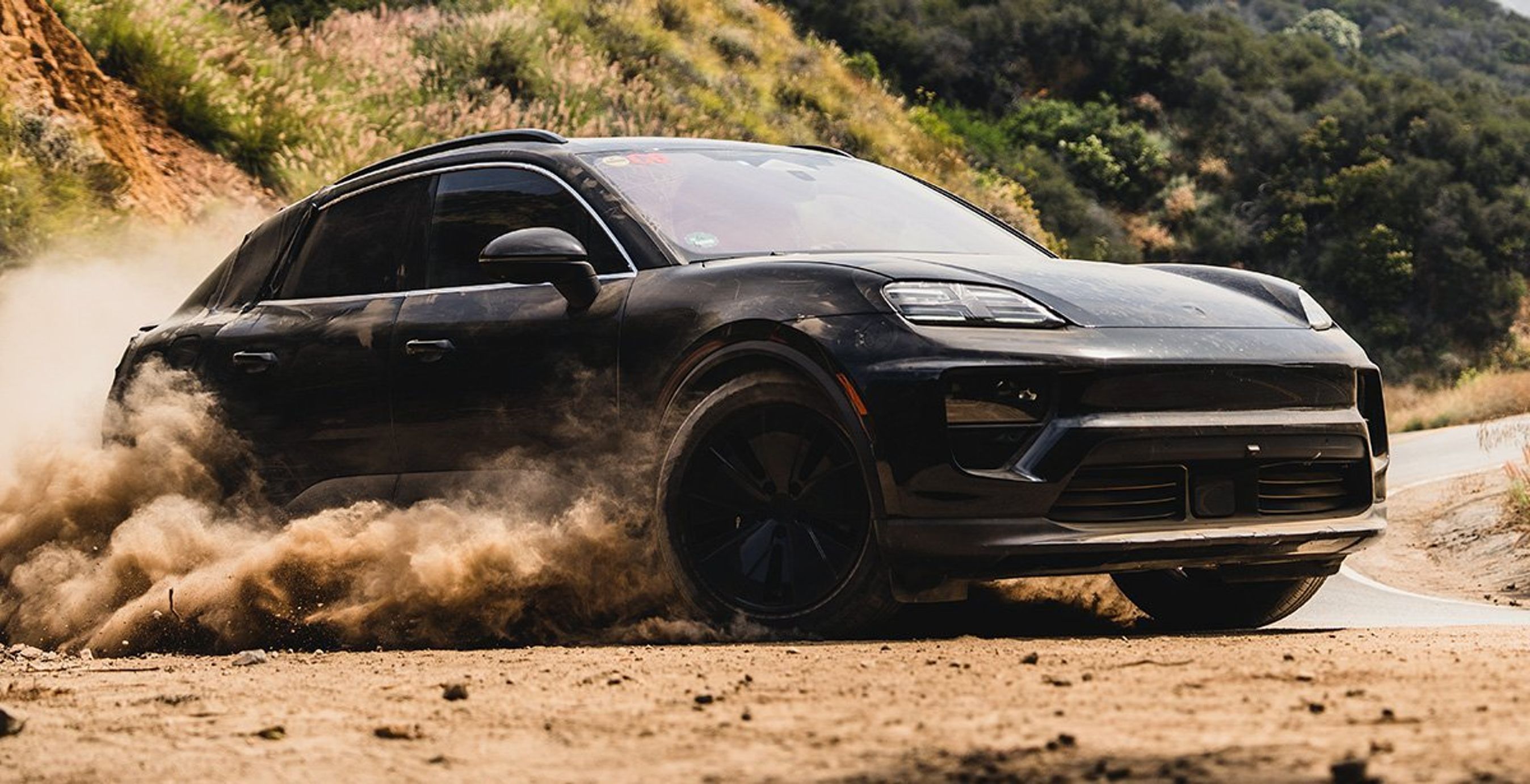 Porsche Macan kører i sand.