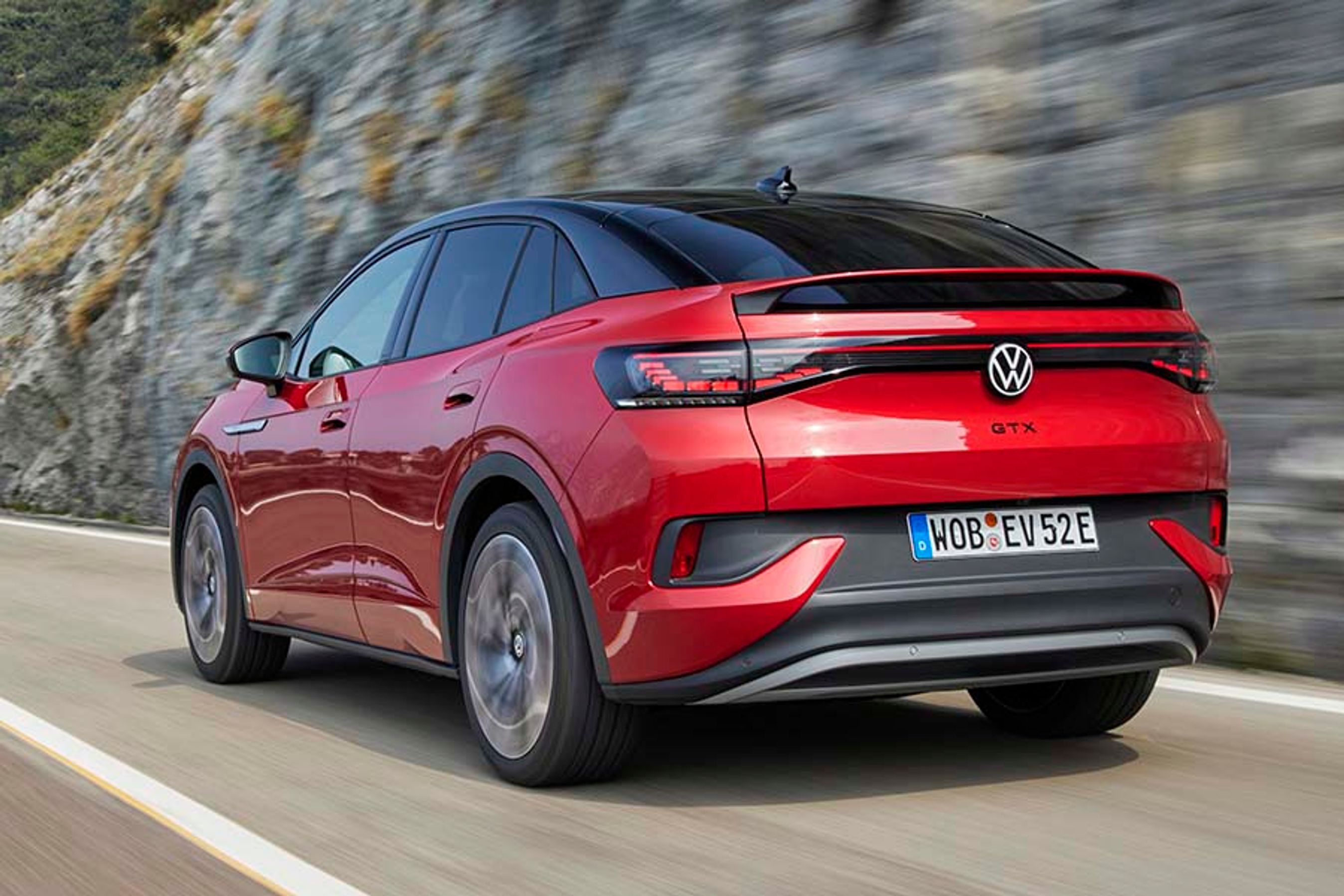 ID.5 har fået en ganske stor spoiler bagtil og er dermed i denne vinkel nem at skelne fra ID.4, som har en spoiler-agtig forlængelse af taget.