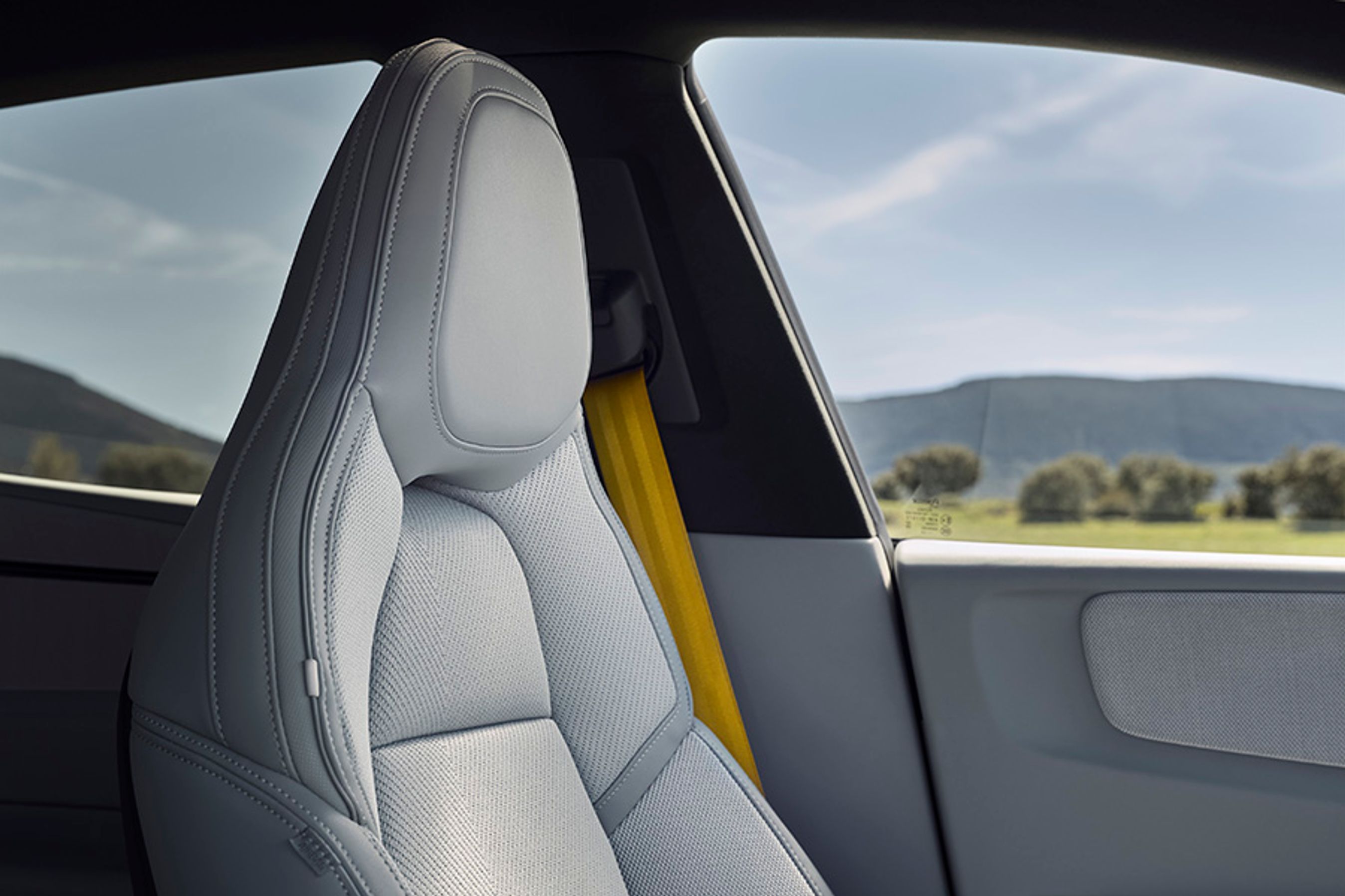 Der er gjort meget ud af at skabe et interiør, der både ser godt ud og føles lækkert. De integrerede hovedstøtter ved forsæderne passer dog ikke til alle højder. Bemærk den gule sikkerhedssele, der er en del af Performance-pakken.