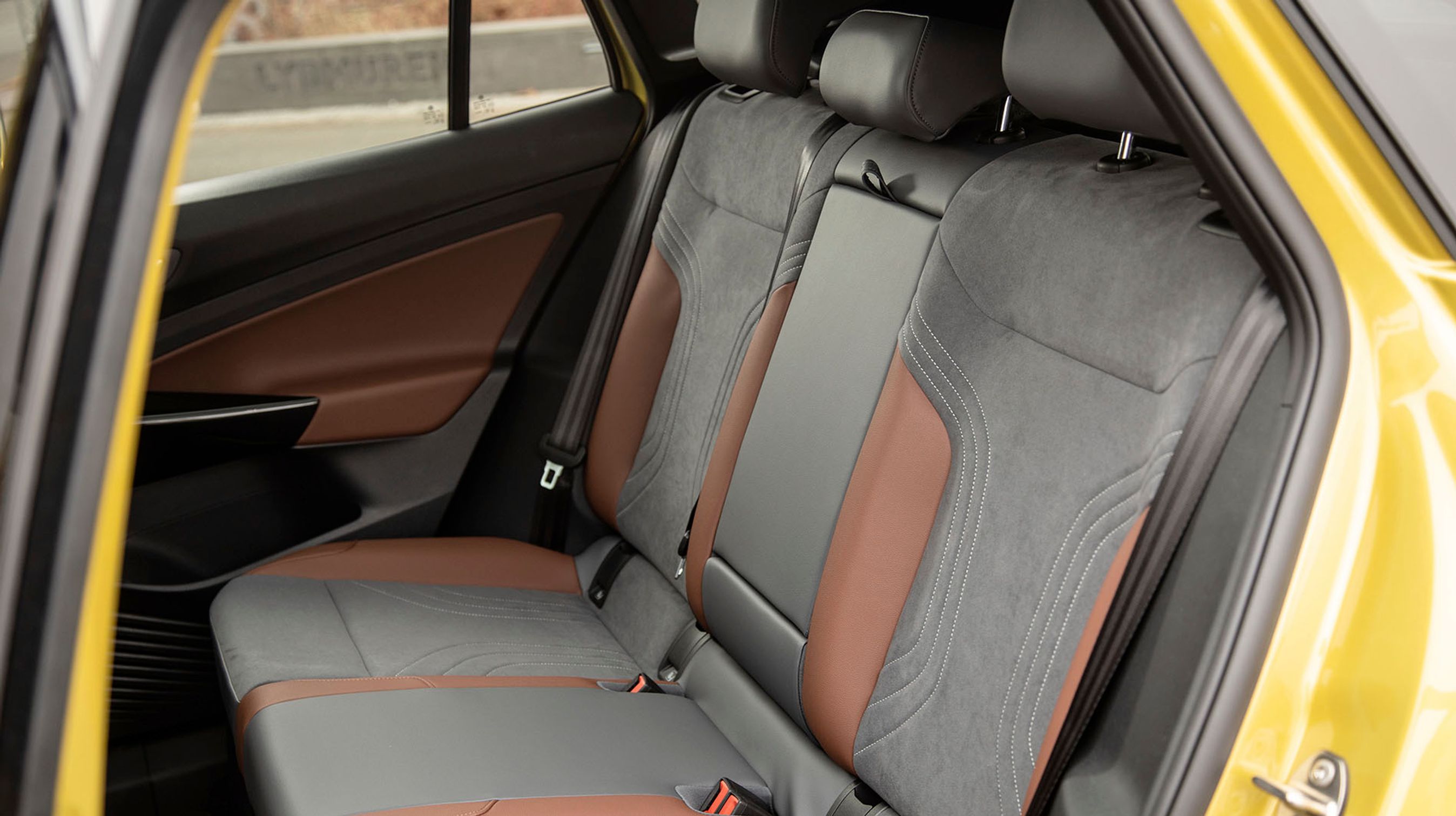 Der er overraskende god plads ved bagsædet, og voksne kan snildt finde plads bag en langbenet fører. Der er friskluftdyser mellem forsæderne, og der er i alt tre pladser, hvoraf de to yderste er forsynet med isofix-beslag.