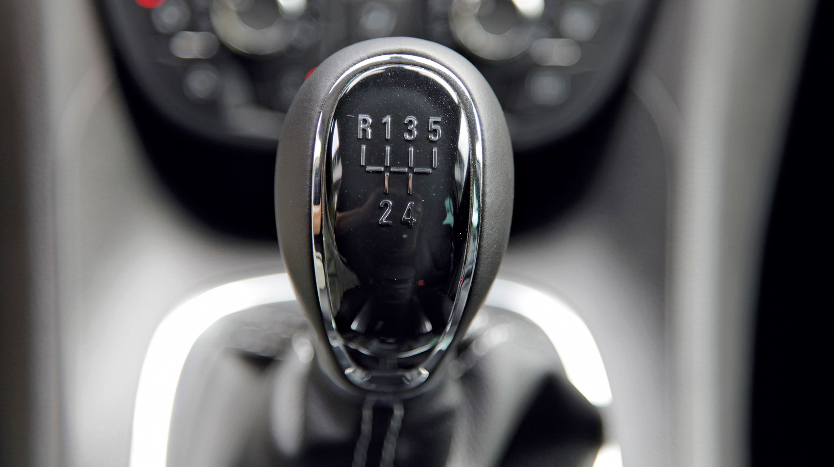 Med 120-hestes-turbomotoren er der kun fem gear, men det er nok. Femtegearet er et motorvejsgear og går 40 km/t. ved 1.000 omdrejninger.