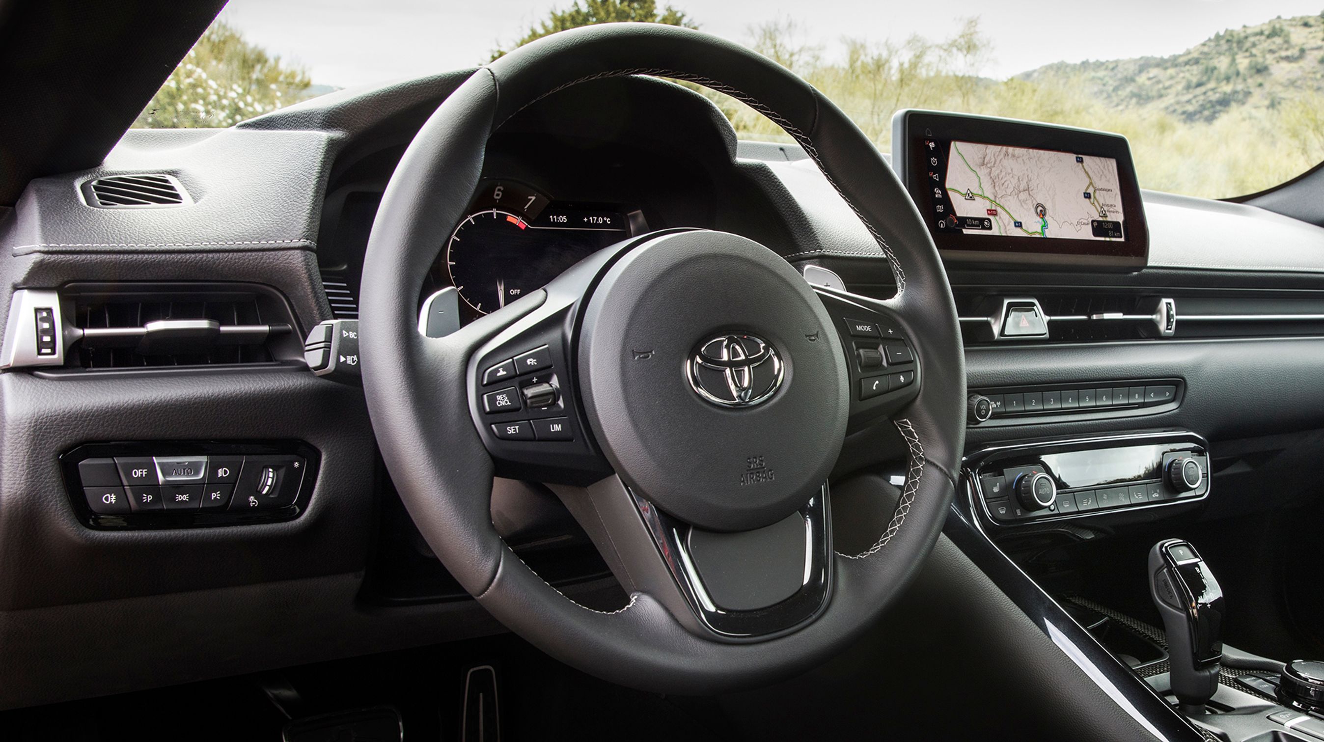 Fra rattet styrer man den adaptive fartpilot, der er en del af standardudstyret.