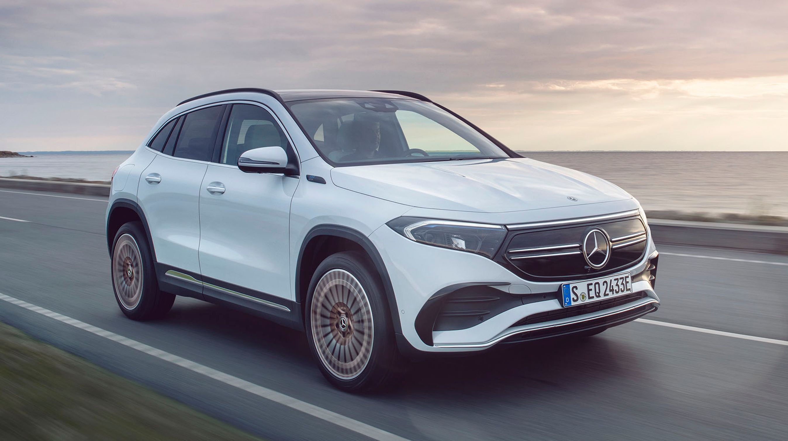 Mercedes-Benz EQA er mindste elbil fra den tyske koncern. Den minder om GLA i størrelse, men her er brændstofmotor og tank skiftet ud med en elmotor og batteri på 66,5 kWh.