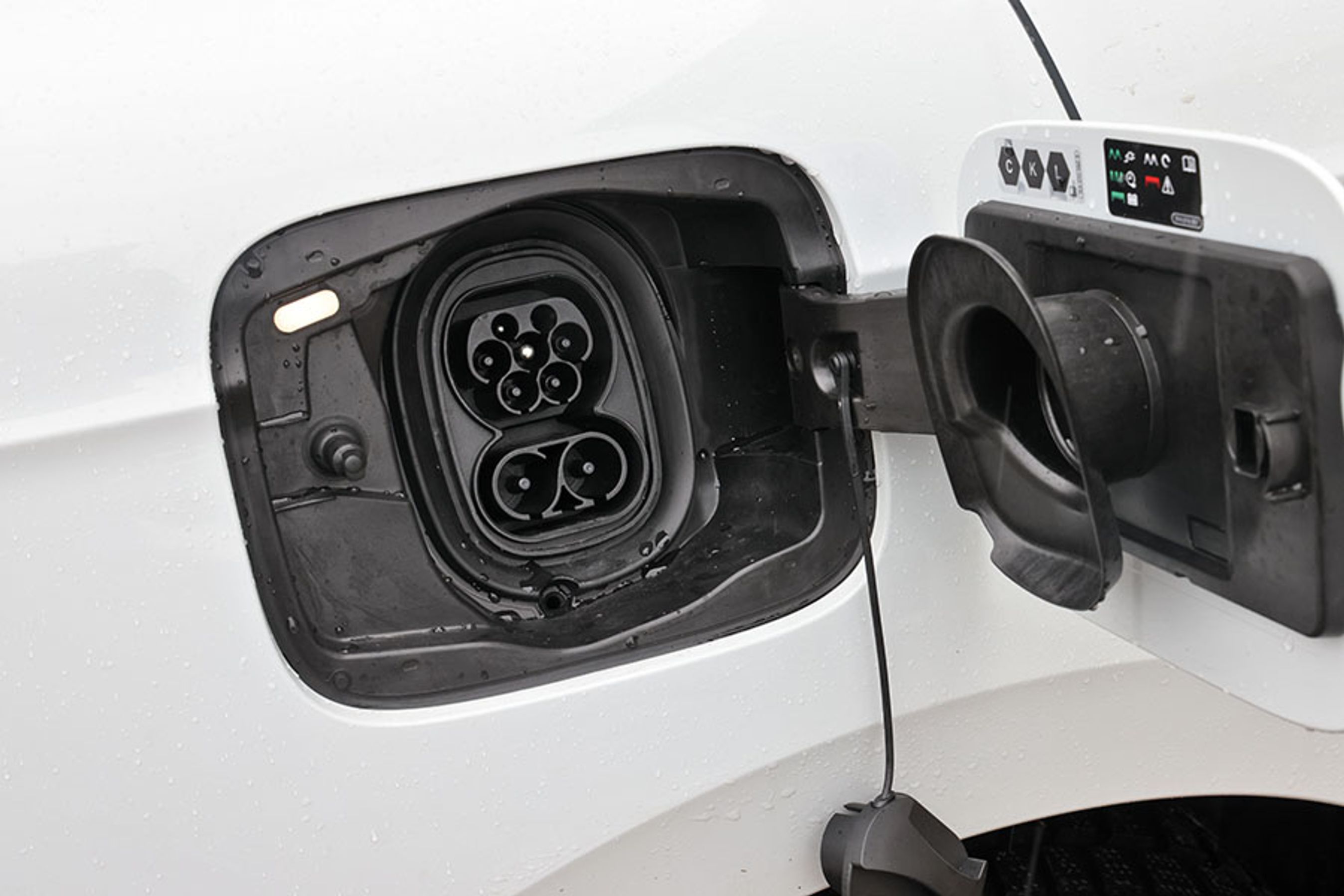 Man kan lade bilen op hjemme på cirka 8 timer, hvis batteriet er helt tømt. På langtur lynladede Enyaq imponerende med 30 kWh på 15 minutter og 60 kWh på 30 minutter i blot seks graders varme. 