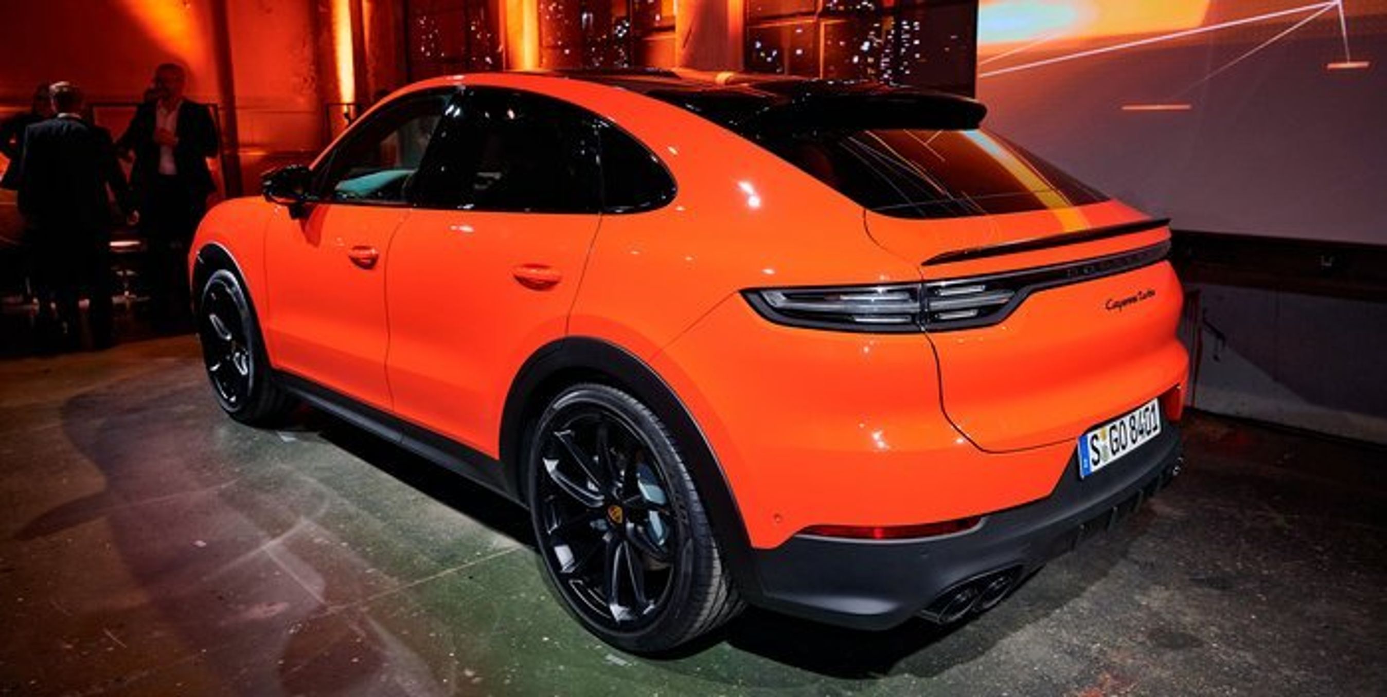 Porsche Cayenne Coupé bagfra.  Nummerpladen er integreret i kofangeren for at gøre bilen lavere rent optisk.