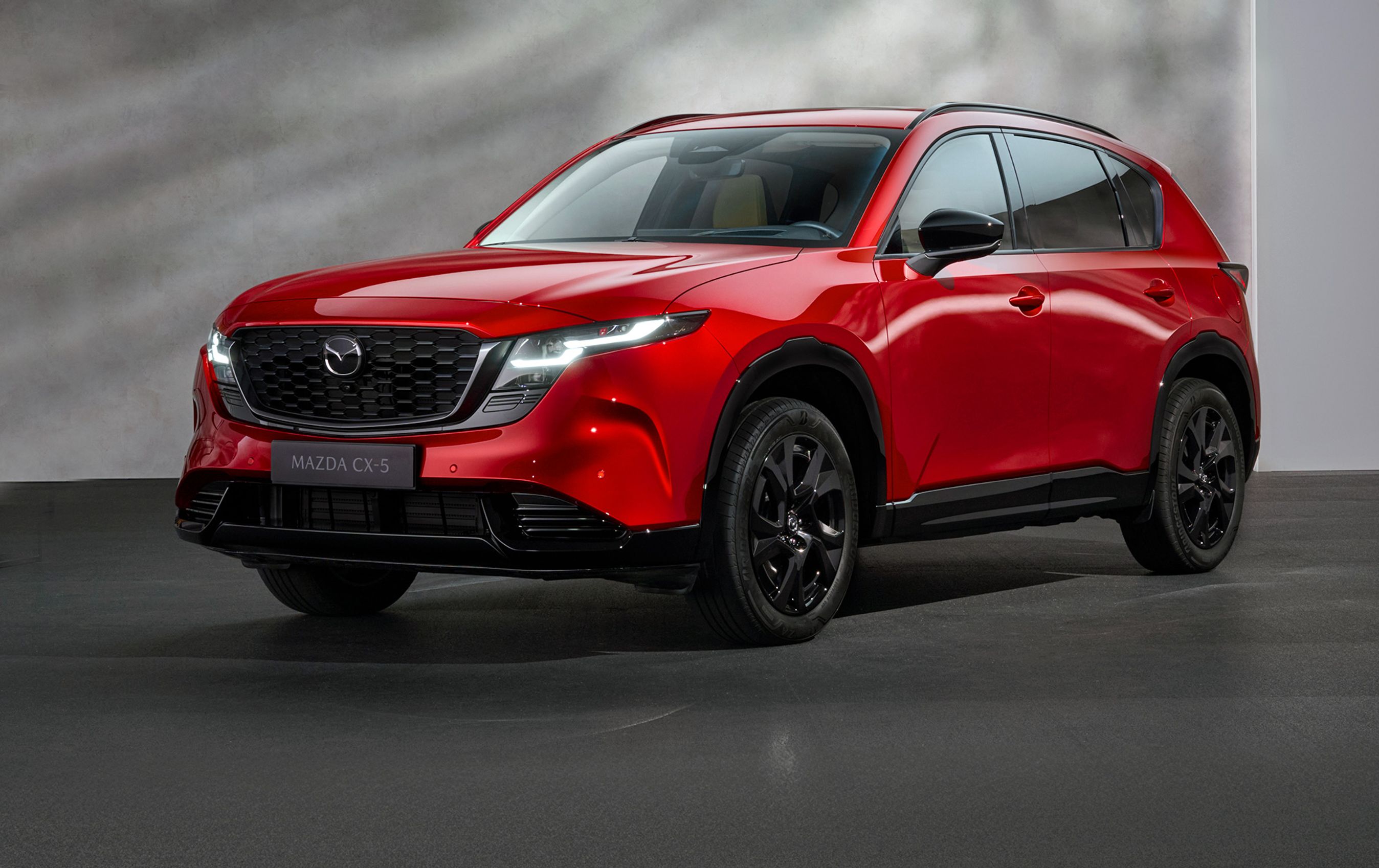 Rød Mazda CX-5 skråt forfra.