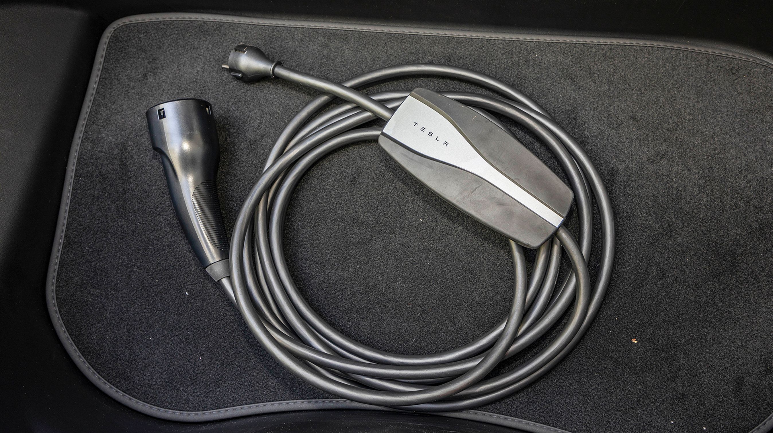 Der følger en lader med til bilen, og med den kan man ved hjælp af adaptere lade fra op til 16 Ampere med en fase (Blåt CEE-stik) eller med 10 Ampere via en almindeligt strømstik (Bør kun benyttes i nødstilfælde og kun i kort tid).