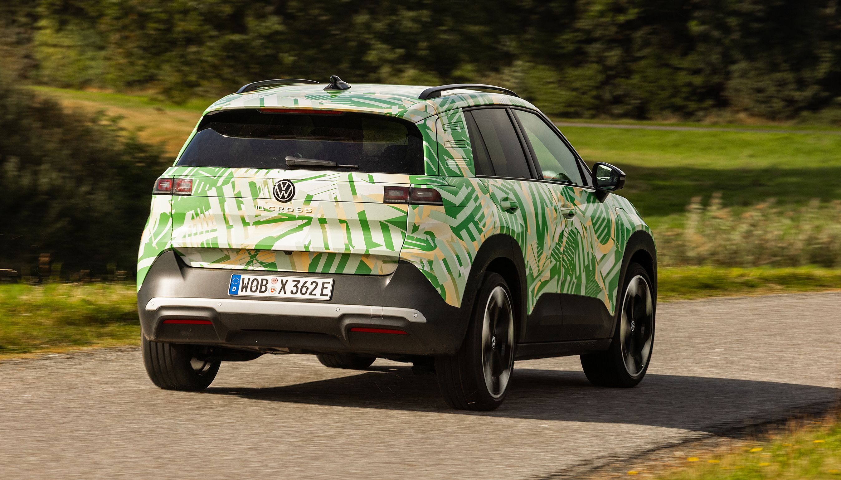 Kamufleret VW ID. Cross kørende bagfra.