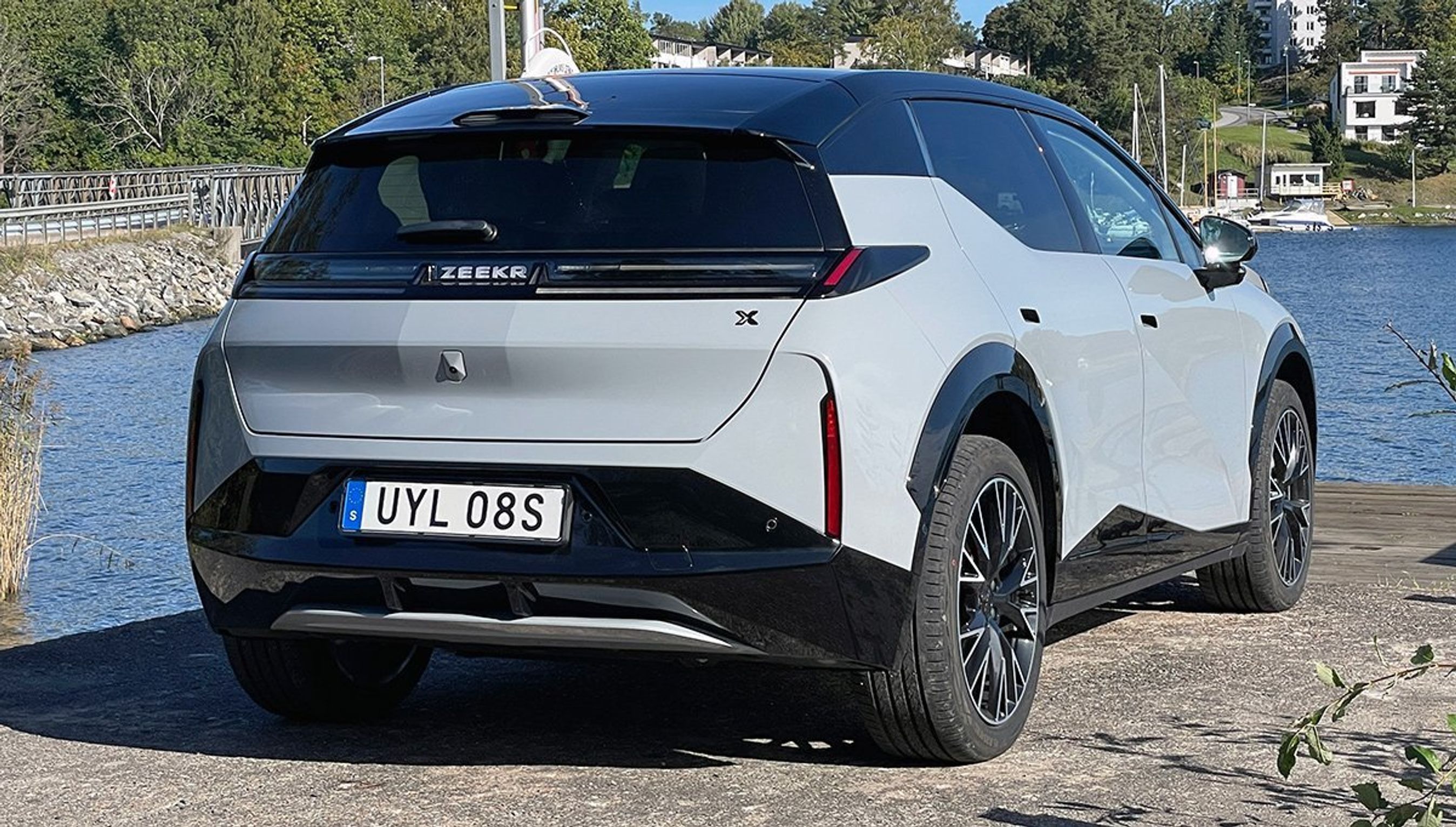 Zeekr X skråt bagfra på bro