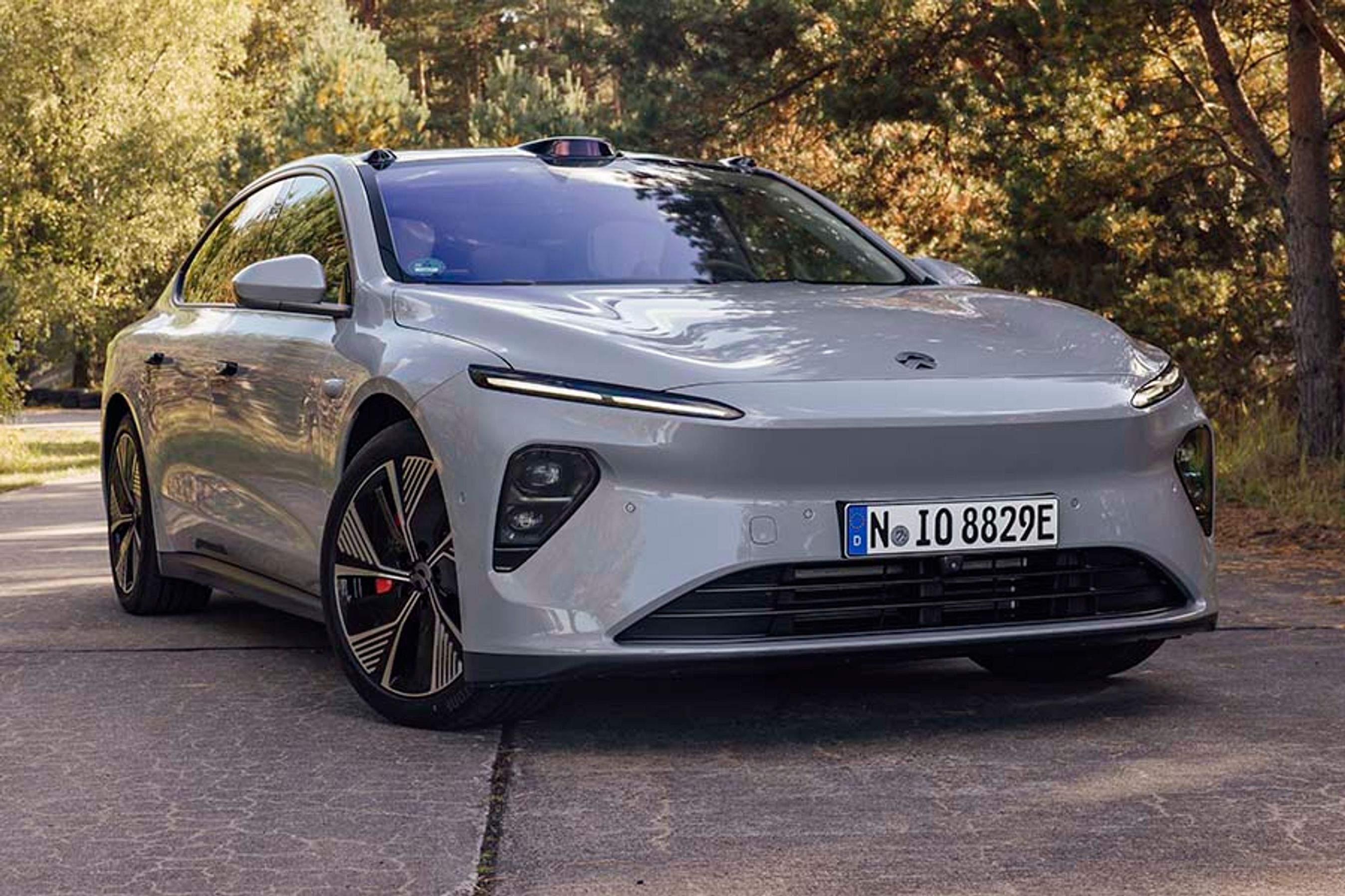 Nio ET7 er en over fem meter lang luksussedan med firehjulstræk. Den er forrygende hurtig og kører generelt godt. Komforten er god.