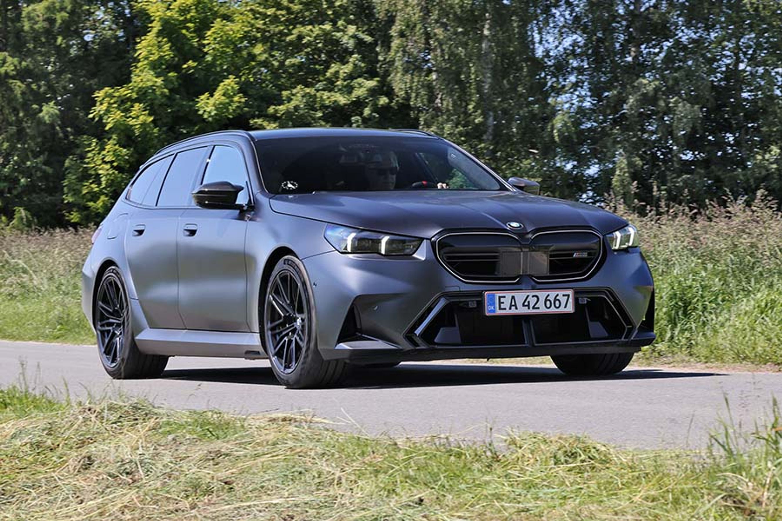 M5 kom frem i 1985, og BMW er nu kommet til den syvende generation af deres mest kraftfulde businessbil. Nyt er plugin-hybrid-teknologi, så den nu kan køre op til 67 km på en opladning.