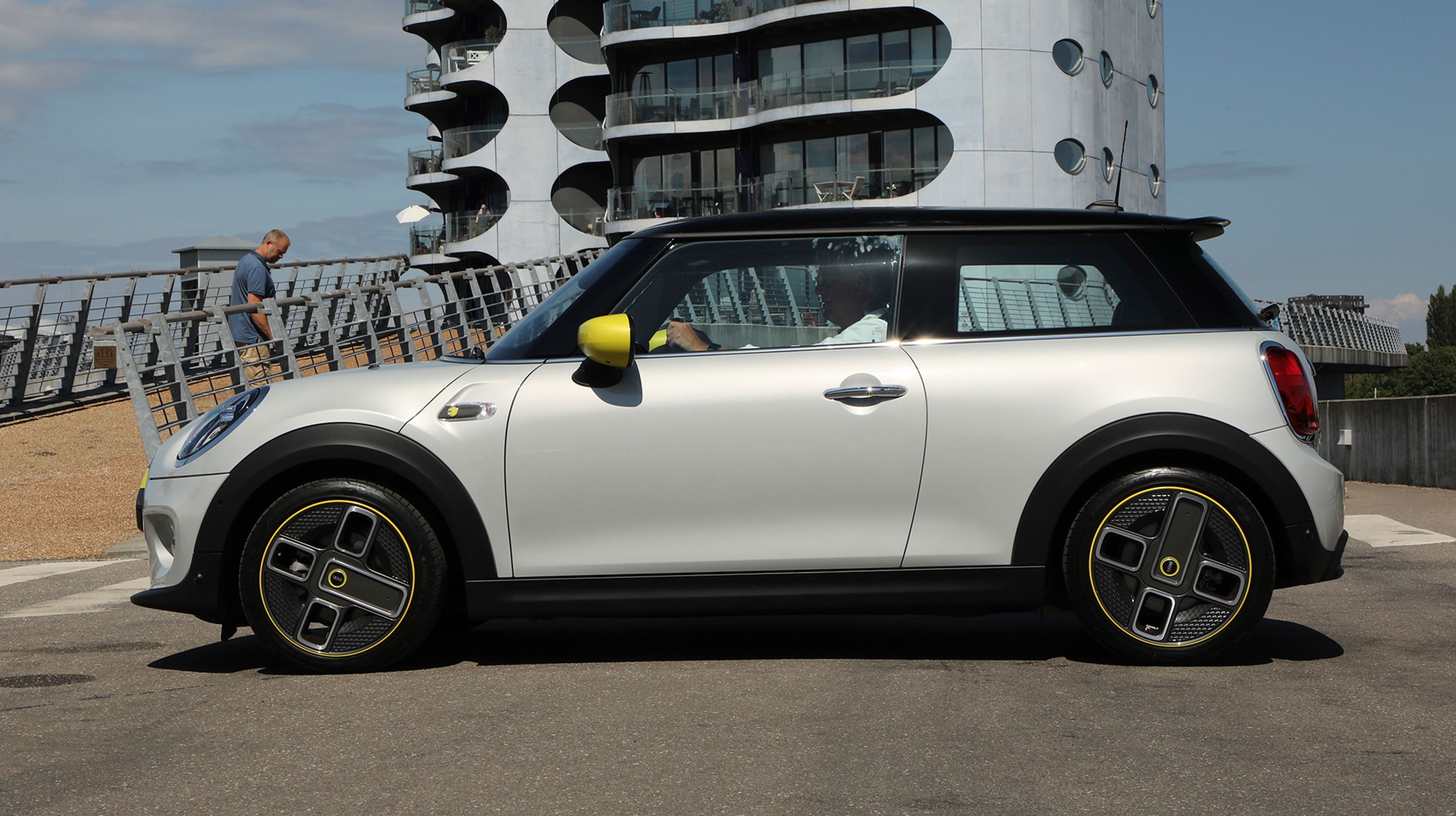 Der er ikke mange synlige forskelle mellem Mini og denne elektriske udgave, men udgangspunkter var i forvejen iøjefaldende. Benzinmotoren fortil er skiftet ud med en elmotor, der trækker på forhjulene.