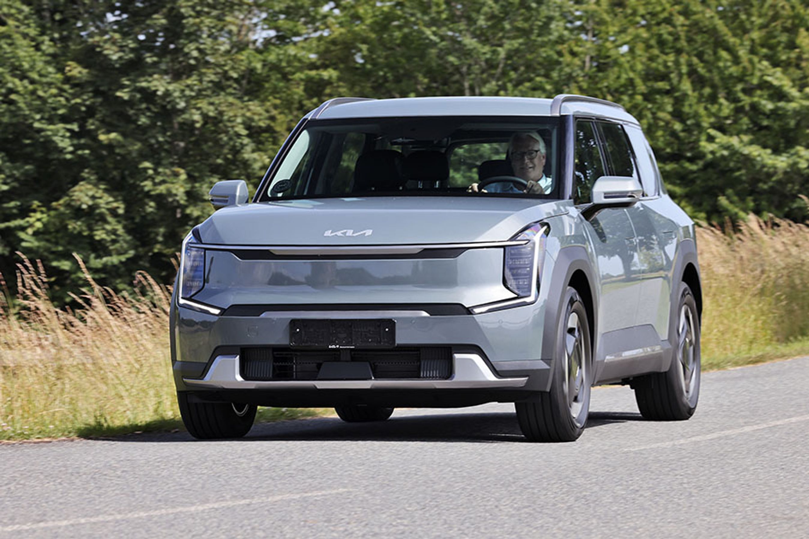 Fronten giver EV9 et særligt udtryk med de smalle kørelyslygter og de store diodelamper i hver side. Vi har testet den, inden den blev indregistreret, hvorfor vi har kørt den med FDMs prøvenummerplader.