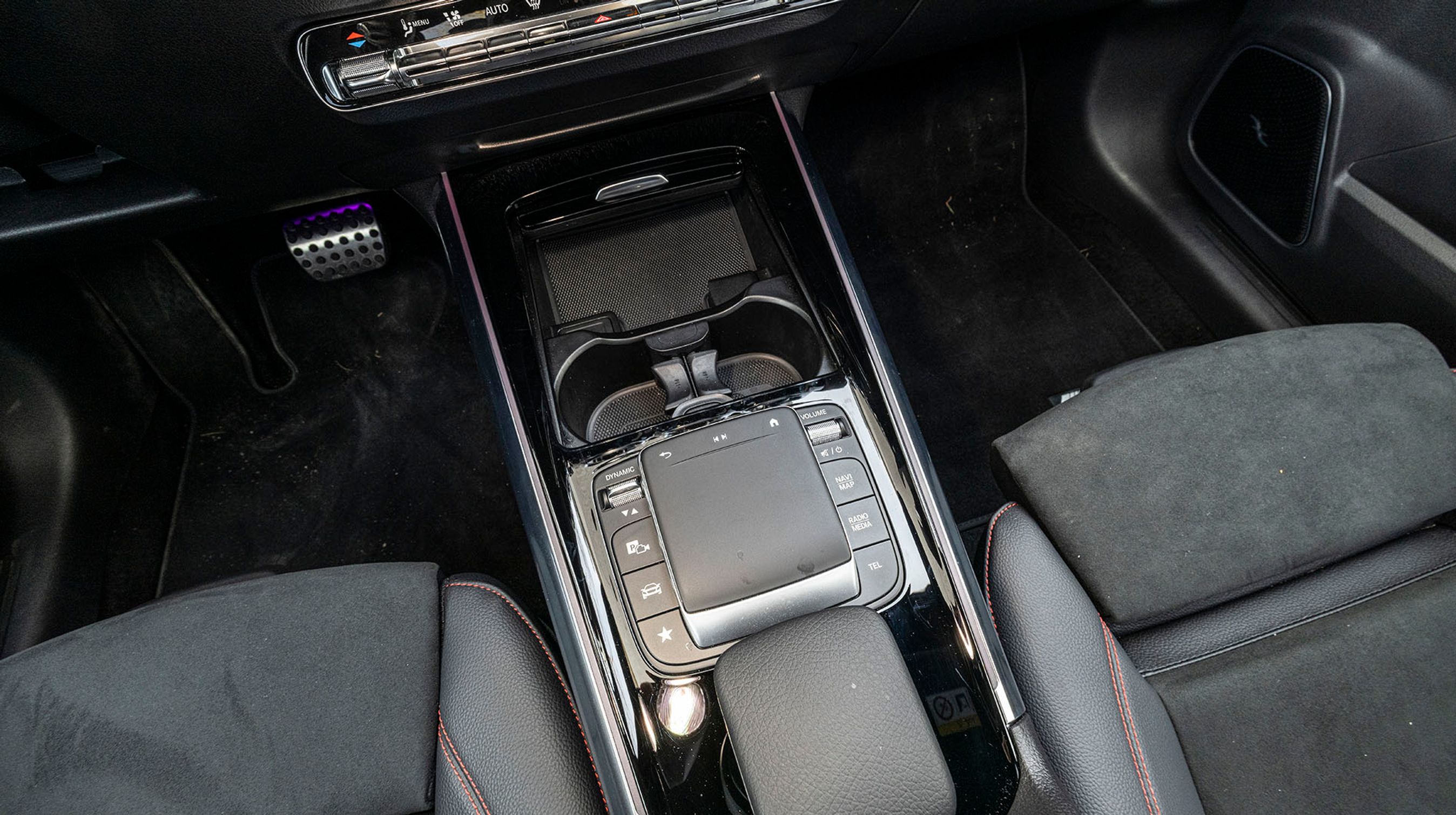 Man kan styre skærmenes visning enten fra dette pegefelt mellem forsæderne eller ved tryk på skærmene. Pegefeltet kan være generende, idet man iblandt kan komme til at ramme det under kørslen, hvorved skærmen kan skifte visning.