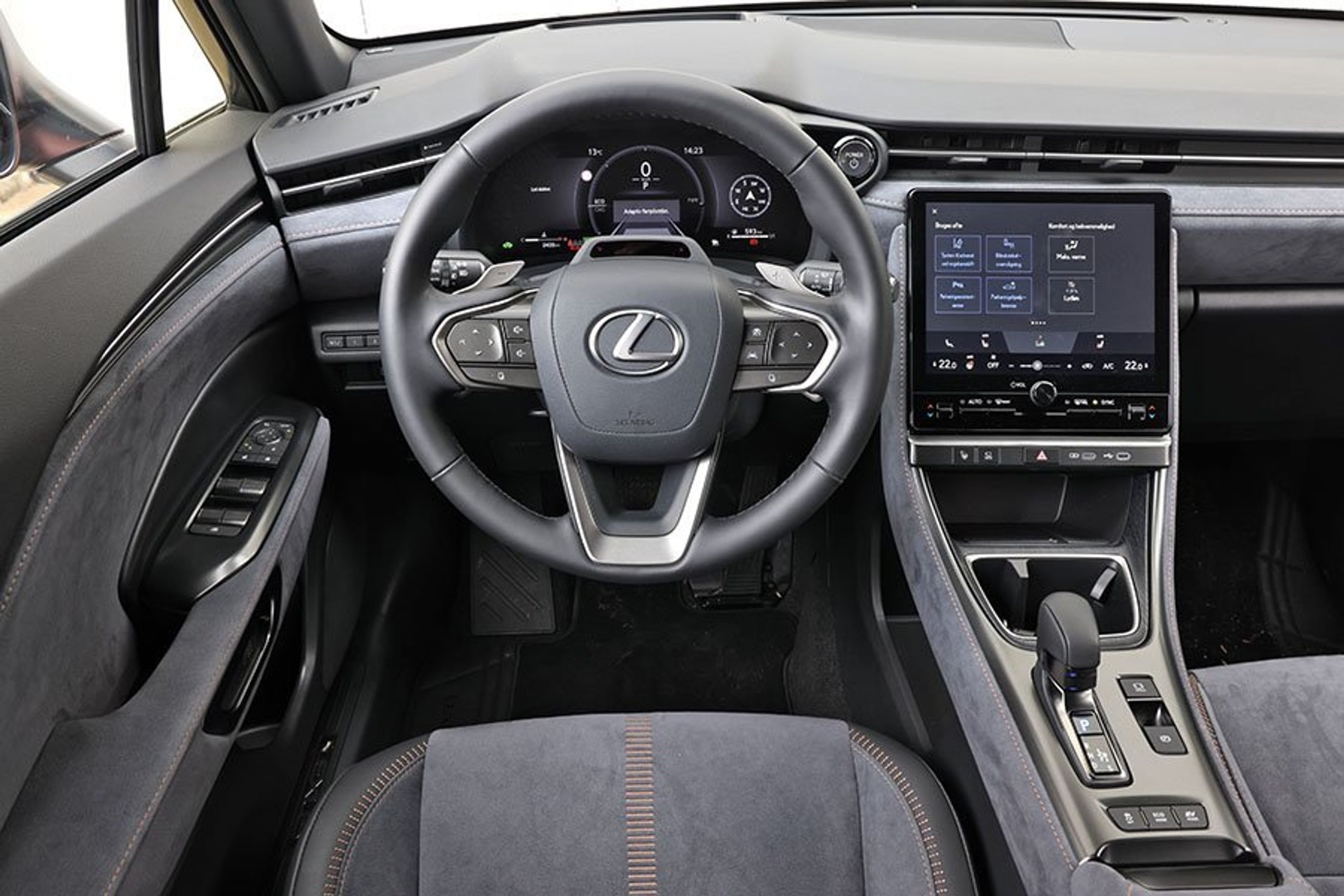 Førerpladsen i en Lexus LBX