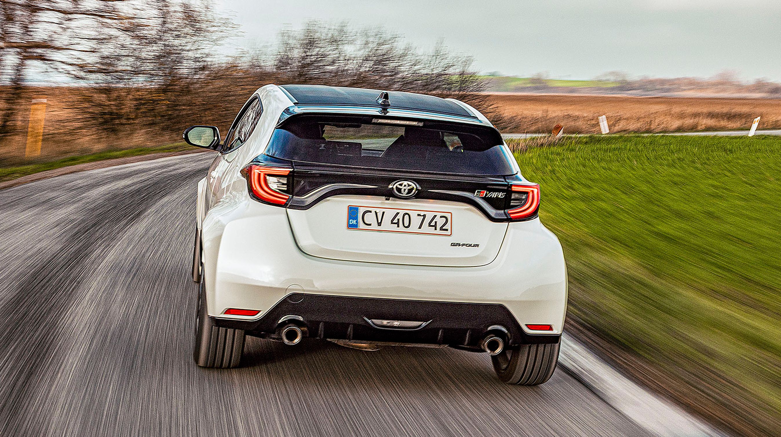 Bagfra er Yaris GR potent at se på med bl.a. de to store udstødningsrør. Alle døre og klapper er udført i aluminium, og taget er i støbt kulfiber.