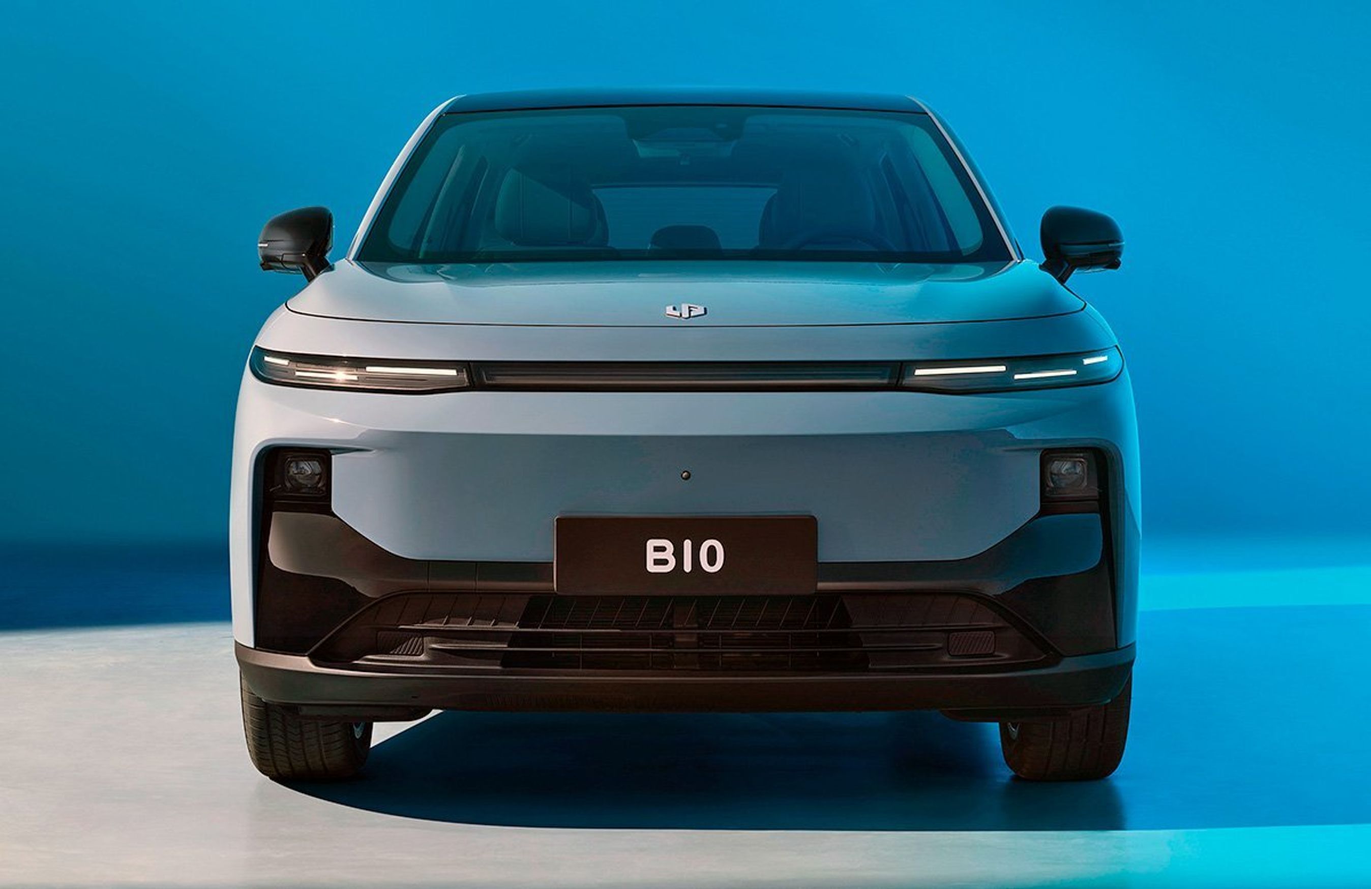 Blå Leapmotor B10 lige forfra.