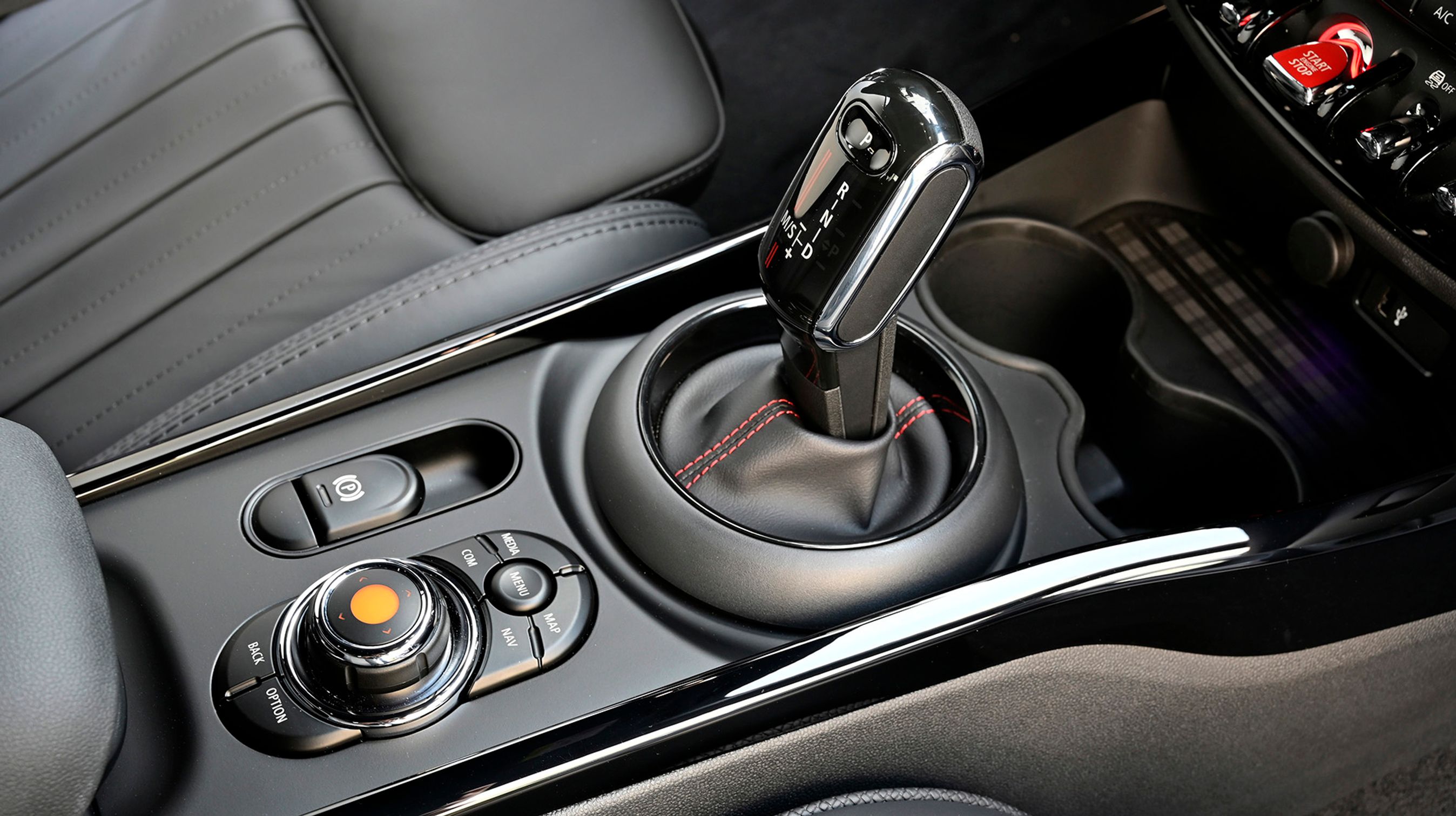 De firehjulstrukne udgaver har automatgear som standard, mens det koster 22.000 kr. ekstra til de forhjulstrukne versioner. På nær John Cooper Works-udgaven er der tale om dobbeltkoblingsgearkasser. JCW har en ottetrins sports-automatgearkasse.